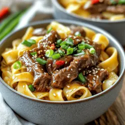 - 225 g breite Reisnudeln - 450 g Flankensteak - 60 ml Sojasauce - 30 ml Hoisinsauce Die Hauptzutaten sind die Basis für deine Mongolian Beef Noodles. Breite Reisnudeln sind perfekt, um die Aromen aufzunehmen. Flankensteak bringt viel Geschmack. Sojasauce und Hoisinsauce geben der Mischung ihre Tiefe und Süße. - 15 g brauner Zucker - 1 Esslöffel Maisstärke - 5 ml Sesamöl - Salz und Pfeffer Mit braunem Zucker bekommst du eine süße Note. Maisstärke hilft, das Rindfleisch zart zu machen. Sesamöl fügt ein nussiges Aroma hinzu, während Salz und Pfeffer den Geschmack abrunden. - 3 Frühlingszwiebeln - 3 Knoblauchzehen - 2,5 cm frischer Ingwer - Sesamkörner zur Garnierung Frühlingszwiebeln geben einen frischen Biss. Knoblauch und Ingwer sorgen für ein tolles Aroma. Sesamkörner machen das Gericht schön und lecker. Nutze die grünen Teile der Frühlingszwiebeln zum Garnieren. Diese Zutaten bringen Farbe und Geschmack auf den Teller. Für das vollständige Rezept, schau dir die [Full Recipe] an! Koche die Reisnudeln laut Packungsanleitung. Achte darauf, sie nicht zu lange zu garen. Nach dem Kochen, lasse die Nudeln abtropfen. Stelle sie dann beiseite, während du das Rindfleisch vorbereitest. Vermische in einer Schüssel das dünn geschnittene Flankensteak mit Sojasauce, Maisstärke, braunem Zucker, Salz und Pfeffer. Rühre alles gut um, damit das Fleisch gleichmäßig mariniert ist. Lass das Fleisch für etwa 15 Minuten ruhen. So nimmt es die Aromen besser auf. Erhitze in einer großen Pfanne oder einem Wok das Pflanzenöl bei mittelhoher Hitze. Gib das marinierte Rindfleisch gleichmäßig in die Pfanne. Brate es für 2-3 Minuten, bis es braun ist. Wende das Fleisch und gare es für weitere 1-2 Minuten, bis es durchgegart ist. Nimm das Fleisch aus der Pfanne und stelle es beiseite. Gib in dieselbe Pfanne bei Bedarf etwas mehr Öl. Füge den gehackten Knoblauch, den geriebenen Ingwer und die weißen Teile der Frühlingszwiebeln hinzu. Brate alles für etwa 1 Minute an, bis es duftet. Diese Schritte bringen tolle Aromen in dein Gericht. Gib das angebratene Rindfleisch wieder in die Pfanne. Füge die Hoisinsauce, das Sesamöl und die gekochten Reisnudeln hinzu. Vermenge alles gut und erhitze die Mischung für 2-3 Minuten, bis alles heiß ist. So verbinden sich die Aromen perfekt. Nimm die Pfanne vom Herd und schmecke nach Belieben mit zusätzlicher Sojasauce ab. Richte die Nudeln und die Rindfleischmischung auf Tellern an. Garniere mit den grünen Teilen der Frühlingszwiebeln und Sesamkörnern. So sieht dein Gericht nicht nur gut aus, sondern schmeckt auch fantastisch! - Anpassung der Gewürze: Du kannst die Gewürze nach deinem Geschmack anpassen. Probiere mehr Sojasauce für einen salzigeren Geschmack. Eine Prise Chilipulver kann dem Gericht mehr Würze geben. - Variationen mit zusätzlichen Gemüsesorten: Füge mehr Gemüse hinzu, um die Farben und Texturen zu verbessern. Brokkoli, Paprika oder Karotten passen gut zu den Nudeln. Sie fügen Nährstoffe und Geschmack hinzu. - Unterstützung von regionalen Zutaten: Nutze frische, regionale Zutaten, wenn möglich. Das verbessert den Geschmack und unterstützt lokale Bauern. Achte auf saisonale Produkte, die du in deinem Gericht verwenden kannst. - Verwendung von verschiedenen Nudelsorten: Experimentiere mit verschiedenen Nudelsorten. Du kannst auch Udon-Nudeln oder Soba verwenden. Diese Variationen bringen neue Texturen und Geschmäcker in dein Gericht. - Kreative Serviervarianten: Serviere die Nudeln in tiefen Schalen, um eine ansprechende Präsentation zu schaffen. Du kannst die Nudeln auch auf einem großen Teller anrichten. Das sieht immer gut aus. - Empfehlungen für Beilagen: Ergänze dein Gericht mit frischen Frühlingsrollen oder einer scharfen Soße. Ein einfacher Gurkensalat kann auch gut dazu passen und sorgt für etwas Frische. {{image_4}} Wenn du kein Rindfleisch magst, gibt es Alternativen. Tausche das Rindfleisch gegen Tofu oder Tempeh. Diese Optionen sind voll von Geschmack und Nährstoffen. Schneide den Tofu in Würfel und mariniere ihn wie das Rindfleisch. Brate ihn dann goldbraun an. Tempeh hat einen nussigen Geschmack. Du kannst ihn auch in dünne Scheiben schneiden und anbraten. Du kannst auch Hähnchen oder Garnelen hinzufügen. Hähnchenbrust ist eine gute Wahl. Schneide sie in dünne Streifen und brate sie in der Pfanne. Garnelen sind schnell und einfach. Sie brauchen nur ein paar Minuten, um zu garen. Achte darauf, die Garzeit anzupassen. So bleibt dein Gericht perfekt zubereitet. Die Sauce ist der Schlüssel zu diesem Gericht. Du kannst die Saucen nach deinem Geschmack anpassen. Füge mehr Sojasauce für einen salzigen Geschmack hinzu. Oder verwende scharfe Saucen, um einen Kick zu bekommen. Probiere Sriracha oder Chiliöl. Diese bringen eine neue Dimension in dein Gericht. Um die Mongolian Beef Noodles frisch zu halten, lege sie in den Kühlschrank. Benutze einen luftdichten Behälter. So bleiben die Nudeln und das Rindfleisch für 2-3 Tage gut. Prüfe die Rindfleisch-Nudeln vor dem Essen auf Geruch oder Farbe. Wenn etwas merkwürdig aussieht, wirf es weg. Willst du die Rindfleisch-Nudeln länger aufbewahren? Dann kannst du sie einfrieren. Teile die Portionen in Behälter auf. Achte darauf, dass die Behälter gut verschlossen sind. Wenn du sie aufwärmen willst, nimm sie einen Tag vorher aus dem Gefrierfach. Lass sie im Kühlschrank auftauen. Erhitze sie dann in einer Pfanne mit etwas Wasser oder Brühe, um sie saftig zu halten. Es ist wichtig, die Rindfleisch-Nudeln sicher zu essen. Wenn die Nudeln mehr als drei Tage alt sind, iss sie nicht mehr. Sie könnten schädlich sein. Achte auch auf Veränderungen im Geruch oder Aussehen. Wenn du Zweifel hast, wirf sie lieber weg. So bleibst du gesund und munter. Um die besten Mongolian Beef Noodles zu machen, folgen Sie diesen einfachen Schritten: 1. Nudeln vorbereiten: Kochen Sie die Reisnudeln gemäß den Anweisungen auf der Verpackung. Lassen Sie sie abtropfen und stellen Sie sie beiseite. 2. Rindfleisch marinieren: Mischen Sie das Flankensteak mit Sojasauce, Maisstärke, braunem Zucker, Salz und Pfeffer. Lassen Sie das Fleisch 15 Minuten ruhen. 3. Rindfleisch anbraten: Erhitzen Sie das Pflanzenöl in einer Pfanne. Braten Sie das marinierte Rindfleisch 2-3 Minuten an, bis es braun ist. 4. Aromen anbraten: Fügen Sie Knoblauch, Ingwer und die weißen Teile der Frühlingszwiebeln hinzu. Braten Sie alles für etwa 1 Minute. 5. Zutaten kombinieren: Geben Sie das Rindfleisch, Hoisinsauce, Sesamöl und die gekochten Nudeln in die Pfanne. Mischen Sie alles gut. 6. Fertigstellen und servieren: Garnieren Sie das Gericht mit den grünen Teilen der Frühlingszwiebeln und Sesamkörnern. Ja, Sie können die Nudeln früher zubereiten. Kochen Sie die Reisnudeln und lassen Sie sie abkühlen. Lagern Sie sie in einem luftdichten Behälter im Kühlschrank. So bleiben sie frisch für 2-3 Tage. Wenn Sie bereit sind zu essen, können Sie die Nudeln einfach aufwärmen. Um den Geschmack zu verbessern, können Sie folgende Tipps beachten: - Fügen Sie mehr Knoblauch oder Ingwer hinzu für einen intensiveren Geschmack. - Experimentieren Sie mit verschiedenen Saucen, wie scharfer Soße oder Erdnusssauce. - Verwenden Sie frische Kräuter wie Koriander oder Petersilie als Garnierung. Mongolian Beef Noodles passen gut zu verschiedenen Beilagen und Getränken: - Beilagen: Gebratene Gemüse oder einen frischen Salat. - Getränke: Ein kühles Bier oder frisch gebrühter grüner Tee. Für die vollständige Zubereitung und detaillierte Anweisungen schauen Sie sich die Full Recipe an. Dort finden Sie alle Angaben zu Zutaten und Schritt-für-Schritt-Anleitungen. Mongolian Beef Noodles sind einfach und lecker. Wir haben die Hauptzutaten, die Vorbereitung und das Anrichten besprochen. Du kannst beim Aroma spielen und am besten regionale Zutaten nutzen. Auch Variationen mit vegetarischen Optionen sind möglich. Denk an die Lagerung für späteren Genuss und die Sicherheit. Mit all diesen Tipps machst du dein Gericht besonders. Probiere es aus und genieße deine Kreation!