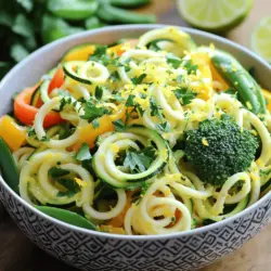 Um die Zitronen-Kräuter-Zoodle-Pfanne zuzubereiten, brauchen Sie: - 2 mittelgroße Zucchinis (für Zoodles) - 1 Tasse Paprika (rot und gelb), in Streifen geschnitten - 1 Tasse Zuckerschoten - 1 Tasse Brokkoliröschen - 1 Karotte, in feine Streifen geschnitten (julienne) - 2 Esslöffel Olivenöl - 3 Knoblauchzehen, fein gehackt - 1 Teelöffel frischer Ingwer, gerieben - Schale und Saft von 1 Zitrone - 2 Esslöffel Sojasauce (oder Tamari für glutenfrei) - 1 Esslöffel Honig oder Ahornsirup - Frische Petersilie, gehackt, zum Garnieren - Salz und Pfeffer nach Geschmack Diese Zutaten bieten viele Nährstoffe. - Zucchini ist kalorienarm und reich an Ballaststoffen. - Paprika liefert Vitamin C und Antioxidantien. - Brokkoli ist eine gute Quelle für Vitamine K und A. - Karotten enthalten Beta-Carotin, wichtig für die Augen. - Ingwer hilft bei der Verdauung und hat entzündungshemmende Eigenschaften. - Olivenöl kann gut für das Herz sein. Diese Zutaten machen die Pfanne gesund und nahrhaft. Bei der Auswahl der Zutaten achte ich auf Frische und Qualität. - Wählen Sie Zucchinis, die fest sind und eine glatte Haut haben. - Kaufen Sie Paprika in verschiedenen Farben für eine schöne Präsentation. - Frische Kräuter bringen Geschmack und Aroma. - Waschen Sie das Gemüse gut, um Schmutz zu entfernen. - Schneiden Sie das Gemüse gleichmäßig, damit es gleichmäßig kocht. Diese Tipps helfen, das beste Geschmackserlebnis zu erreichen. Für das vollständige Rezept schauen Sie sich die [Full Recipe] an. Zuerst nehme ich zwei mittelgroße Zucchinis. Ich benutze einen Spiralschneider, um Zoodles zu machen. Diese Zoodles sind die perfekte Basis für unser Gericht. Ich stelle sie dann beiseite, während ich das Gemüse vorbereite. In einer großen Pfanne erhitze ich zwei Esslöffel Olivenöl. Ich stelle die Hitze auf mittel bis hoch. Dann gebe ich drei fein gehackte Knoblauchzehen und einen Teelöffel frisch geriebenen Ingwer hinein. Ich brate alles etwa 30 Sekunden lang an, bis es duftet. Danach füge ich eine Tasse geschnittene Paprika, eine Tasse Zuckerschoten, eine Tasse Brokkoliröschen und eine in feine Streifen geschnittene Karotte hinzu. Ich brate das Gemüse für fünf bis sieben Minuten. Es sollte leuchtend und zart-knackig werden. Jetzt reduziere ich die Hitze und füge die Zoodles hinzu. Ich gebe auch die Zitronenschale und den Zitronensaft dazu. Weiterhin kommen zwei Esslöffel Sojasauce und ein Esslöffel Honig oder Ahornsirup hinzu. Ich rühre alles vorsichtig um, um die Zutaten gut zu vermischen. Dann koche ich die Mischung für zwei bis drei Minuten. Die Zoodles sollten durchgewärmt sein, aber nicht matschig. Am Ende würze ich das Gericht mit Salz und Pfeffer nach Geschmack. Vor dem Servieren garniere ich es mit frischer Petersilie. Für die komplette Anleitung schaue dir das Full Recipe an. Matschige Zoodles sind ein häufiges Problem. Um dies zu vermeiden, gibt es einige einfache Tipps. - Verwenden Sie frische Zucchinis. Alte Zucchinis verlieren Wasser. - Spiralisieren Sie die Zucchinis kurz vor dem Kochen. So bleiben sie fest. - Kochen Sie die Zoodles nur kurz. Zwei bis drei Minuten genügen, um sie warm zu machen. - Geben Sie die Zoodles erst am Ende in die Pfanne. So garen sie gleichmäßig und bleiben knackig. Diese Schritte sorgen dafür, dass Ihre Zoodles frisch und lecker bleiben. Die richtige Gewürzkombination macht das Gericht besonders lecker. Hier sind einige meiner Favoriten: - Knoblauch und Ingwer: Diese beiden bringen viel Geschmack. - Zitrone: Der Saft und die Schale geben Frische. - Sojasauce: Sie fügt eine salzige Tiefe hinzu. - Honig oder Ahornsirup: Ein Hauch Süße balanciert die Aromen. Experimentieren Sie mit diesen Gewürzen. Sie können auch Chili für etwas Schärfe hinzufügen oder frische Kräuter wie Basilikum verwenden. Dieses Rezept ist sehr anpassbar. Hier sind einige Ideen: - Für eine vegetarische Variante können Sie Tofu hinzufügen. Einfach in Würfel schneiden und anbraten. - Um es glutenfrei zu machen, verwenden Sie Tamari anstelle von Sojasauce. - Sie können auch andere Gemüsesorten hinzufügen. Brokkoli, Karotten oder sogar Spinat passen gut. Denken Sie daran, kreativ zu sein. Passen Sie das Gericht nach Ihrem Geschmack an. Für die vollständige Rezeptanleitung schauen Sie sich das Rezept "Zitronen-Kräuter-Zoodle-Pfanne" an. {{image_4}} Sie können viele verschiedene Gemüse in Ihrer Zitronen-Kräuter-Zoodle-Pfanne verwenden. Hier sind einige tolle Ideen: - Champignons: Diese bringen einen herzhaften Geschmack. - Spinat: Frischer Spinat fügt viele Nährstoffe hinzu und wird schnell weich. - Zucchini: Fügen Sie mehr Zucchini hinzu, um das Gericht noch zoodle-reicher zu machen. - Kohl: Verwenden Sie grüne oder rote Kohlsorten für einen knackigen Biss. Diese Gemüse ergänzen die Zoodles und bringen verschiedene Texturen und Aromen. Experimentieren Sie mit dem, was Sie mögen! Um das Gericht nahrhafter zu gestalten, fügen Sie Protein hinzu. Hier sind einige leckere Optionen: - Hühnchen: Gegrilltes oder gebratenes Hühnchen passt gut. Schneiden Sie es in kleine Stücke. - Tofu: Festen Tofu verwenden, um ihn anzubraten. Er nimmt die Aromen gut auf. - Garnelen: Diese sind schnell zuzubereiten und verleihen einen tollen Geschmack. - Kichererbsen: Für eine pflanzliche Option sind Kichererbsen eine gute Wahl. Das Hinzufügen von Protein macht die Mahlzeit sättigender und ausgewogener. Wie Sie Ihr Gericht servieren, kann den Genuss steigern. Hier sind einige Ideen: - Reis: Servieren Sie die Zoodle-Pfanne auf einem Bett aus Reis. - Quinoa: Diese gesunde Beilage passt perfekt zum Gericht. - Salat: Ein frischer grüner Salat erfrischt und ergänzt die Aromen. - Brot: Knuspriges Brot kann gut als Beilage dienen. Präsentieren Sie alles in einer schönen Schüssel und garnieren Sie mit frischer Petersilie. Für mehr Geschmack können Sie Limettenviertel dazu reichen. Probieren Sie die Full Recipe aus, um die besten Ergebnisse zu erzielen! Um die Zitronen-Kräuter-Zoodle-Pfanne frisch zu halten, bewahre die Reste in einem luftdichten Behälter auf. Stelle sicher, dass der Behälter gut verschlossen ist. So bleiben die Aromen und die Textur der Zoodles erhalten. Im Kühlschrank sind die Reste bis zu drei Tage haltbar. Wenn du die Pfanne länger lagern möchtest, kannst du sie einfrieren. In einem gefrierfesten Behälter hält sie bis zu drei Monate. Denke daran, die Zoodles vor dem Einfrieren gut abzukühlen. Erwärme die Zoodle-Pfanne auf dem Herd bei niedriger Hitze. Füge ein wenig Wasser oder Olivenöl hinzu, um das Ankleben zu verhindern. Du kannst auch die Mikrowelle verwenden. Stelle die Leistung auf mittlere Stufe und erhitze sie in kurzen Intervallen. So bleiben die Zoodles knackig und lecker. Ja, du kannst Zoodles auch aus anderen Gemüsesorten machen. Zum Beispiel: - Karotten: Sie sind süß und haben eine knusprige Textur. - Süßkartoffeln: Sie geben einen süßen Geschmack. - Kohlrabi: Das ist eine knackige Option. - Rettich: Er hat einen scharfen Geschmack und macht Spaß. Zoodles aus verschiedenen Gemüsesorten verleihen dem Gericht Abwechslung und Farbe. Die Kalorienanzahl hängt von den Portionen ab. Eine Portion hat etwa 200-250 Kalorien. Das ist eine gesunde Wahl. Du kannst die Kalorien reduzieren, indem du weniger Öl oder Honig verwendest. Falls du Sojasauce nicht magst oder brauchst, gibt es Alternativen. Du kannst verwenden: - Tamari: Diese ist glutenfrei und hat einen ähnlichen Geschmack. - Kokosnuss-Aminos: Diese sind süßer und leicht salzig. - Balsamico-Essig: Das gibt einen anderen, aber leckeren Geschmack. Diese Optionen passen gut zu deiner Zitronen-Kräuter-Zoodle-Pfanne. Die Zitronen-Kräuter-Zoodle-Pfanne bringt frische Aromen und gesunde Zutaten zusammen. Wir haben die wichtigsten Schritte zur Zubereitung, Tipps zur Vermeidung von matschigen Zoodles und Variationen für jeden Geschmack durchgegangen. Nutze die Tipps zur Lagerung und Aufbewahrung, damit du auch später Freude daran hast. Experimentiere mit verschiedenen Gemüsesorten und Proteinen, um das Gericht nach deinem Geschmack anzupassen. Die einfache Zubereitung macht es zum perfekten Gericht für jeden Tag. Probiere es aus und genieße dein gesundes Essen!