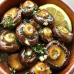 - 500 g Baby-Portobello- oder Cremini-Champignons, gereinigt und halbiert - 4 Esslöffel ungesalzene Butter - 4 Knoblauchzehen, fein gehackt - 2 Teelöffel frische Thymianblätter (oder 1 Teelöffel getrockneter Thymian) Die Hauptzutaten sind einfach zu finden. Die Baby-Portobello- oder Cremini-Champignons bringen einen tollen Geschmack. Die ungesalzene Butter gibt der Mischung eine reiche Textur. Frischer Knoblauch sorgt für ein starkes Aroma. Der Thymian fügt eine angenehme Kräuternote hinzu. - Salz und Pfeffer nach Geschmack - 1 Esslöffel Petersilie, gehackt (zum Garnieren) - Saft von ½ Zitrone Salz und Pfeffer sind wichtig. Sie bringen den Geschmack der Champignons hervor. Die gehackte Petersilie gibt Farbe und Frische. Zitronensaft fügt eine spritzige Note hinzu, die die Aromen aufhellt. - Große Pfanne - Kochlöffel - Schneidebrett und Messer Diese Küchenutensilien sind sehr nützlich. Eine große Pfanne ist wichtig, um die Champignons gleichmäßig zu bräunen. Ein Kochlöffel hilft dabei, alles gut zu vermischen. Das Schneidebrett und das Messer sind notwendig zum Vorbereiten der Zutaten. Mit diesen Zutaten und Utensilien können Sie die köstlichen, gebräunten Butter-Knoblauch-Thymian-Champignons zubereiten. Folgen Sie dem [Full Recipe], um die besten Ergebnisse zu erzielen. Um die Butter zu bräunen, schmelzen Sie sie zuerst in einer großen Pfanne. Stellen Sie die Hitze auf mittlere Stufe. Warten Sie, bis die Butter anfängt zu schäumen. Dies dauert etwa 3 bis 4 Minuten. Rühren Sie die Butter gelegentlich um. So verhindern Sie, dass sie anbrennt. Die Farbe sollte goldbraun sein. Der Duft wird nussig und angenehm. Dies ist der perfekte Moment, um mit dem Kochen fortzufahren. Fügen Sie nun den fein gehackten Knoblauch hinzu. Achten Sie darauf, ihn gut zu rühren. Kochen Sie den Knoblauch für etwa 30 Sekunden. So entfaltet er sein volles Aroma. Seien Sie vorsichtig, dass der Knoblauch nicht verbrennt. Ein verbrannter Knoblauch kann bitter schmecken. Wenn der Knoblauch duftet, sind Sie bereit für den nächsten Schritt. Jetzt ist es Zeit, die Champignons hinzuzufügen. Geben Sie die halbierten Champignons in die Pfanne. Wenden Sie sie gut in der braunen Butter. Lassen Sie die Champignons 5 bis 7 Minuten kochen. Rühren Sie sie gelegentlich um. Sie sollten zart und goldbraun werden. Fügen Sie dann die frischen Thymianblätter hinzu. Schmecken Sie das Gericht mit Salz und Pfeffer ab. Lassen Sie es für 2 Minuten kochen. So vermischen sich die Aromen perfekt. Für die volle Anleitung, schauen Sie sich das Full Recipe an. Um die Butter perfekt zu bräunen, schmelze sie bei mittlerer Hitze. Achte darauf, dass die Hitze nicht zu hoch ist. Zu viel Hitze lässt die Butter schnell verbrennen. Rühre die Butter oft um, damit sie gleichmäßig bräunt. Wenn sie schäumt und goldbraun wird, ist sie bereit für die nächsten Schritte. Diese Bräunung gibt deinem Gericht einen reichen, nussigen Geschmack. Beim Anbraten von Knoblauch ist Timing wichtig. Gehe sicher, dass die Butter richtig heiß ist, bevor du den Knoblauch hinzufügst. Brate ihn nicht länger als 30 Sekunden. Wenn du ihn zu lange anbrätst, kann er bitter werden. Der richtige Moment ist, wenn der Knoblauch leicht goldbraun ist. Das gibt deinem Gericht den besten Geschmack. Die Vorbereitung der Champignons ist einfach, aber wichtig. Reinige sie mit einem feuchten Tuch oder einer weichen Bürste. Vermeide es, sie zu lange im Wasser einzuweichen. Das kann dazu führen, dass sie wässrig werden. Schneide die Champignons in Hälften, um die Garzeit zu verkürzen. So kannst du sicherstellen, dass sie gleichmäßig garen und alle Aromen gut aufnehmen. Für das vollständige Rezept, schau dir die [Full Recipe] an. {{image_4}} Du kannst das Rezept leicht anpassen. Statt Thymian kannst du Rosmarin oder Oregano verwenden. Rosmarin gibt einen starken, harzigen Geschmack und passt gut zu den Champignons. Oregano hat ein warmes, würziges Aroma und rundet das Gericht ab. Probiere auch eine Mischung dieser Kräuter. Sie bringen neue Geschmäcker in dein Gericht. Die Champignons sind vielseitig. Du kannst sie mit anderen Gemüsesorten kombinieren. Zucchini ist eine tolle Wahl. Sie hat eine zarte Textur und nimmt die Aromen gut auf. Paprika bringt Süße und Farbe dazu. Du kannst auch Spinat oder grüne Bohnen hinzufügen. Diese Gemüse sorgen für mehr Abwechslung und Nährstoffe. Wenn du eine spezielle Diät hast, kannst du das Rezept leicht anpassen. Verwende vegane Butter, um das Gericht laktosefrei zu machen. Du kannst auch Olivenöl statt Butter nehmen. Es gibt deinem Gericht einen anderen, aber leckeren Geschmack. Achte darauf, die restlichen Zutaten laktosefrei auszuwählen. So bleibt das Gericht für alle geeignet. Um die gekochten Champignons frisch zu halten, lege sie in einen luftdichten Behälter. Achte darauf, dass sie vollständig abgekühlt sind, bevor du sie wegstellst. So vermeidest du Feuchtigkeit, die Schimmel fördern kann. Im Kühlschrank halten sie sich etwa 3 bis 5 Tage. Wenn du sie aufwärmst, mache es langsam, damit sie nicht zäh werden. Wenn du die Champignons länger aufbewahren möchtest, friere sie ein. Verwende einen gefrierfesten Behälter oder einen Beutel. Vor dem Einfrieren solltest du die Champignons leicht blanchieren. Das hilft, ihren Geschmack und ihre Textur zu bewahren. Sie können bis zu 3 Monate im Gefrierfach bleiben. Achte darauf, sie gut zu beschriften, damit du die Frist im Blick behältst. Um Zeit zu sparen, bereite das Gericht vor. Du kannst die Champignons vor dem Kochen vorbereiten. Reinige und halbiere sie, dann lagere sie im Kühlschrank. So sind sie schnell einsatzbereit. Du kannst auch die Knoblauchzehen hacken und die Butter abmessen. So bist du bereit, wenn die Zeit zum Kochen kommt. Das spart dir Stress und macht das Kochen einfacher. Zubereitete Champignons halten sich im Kühlschrank etwa 3 bis 5 Tage. Stelle sicher, dass du sie in einem luftdichten Behälter aufbewahrst. So bleiben sie frisch und lecker. Wenn du sie länger aufbewahren möchtest, friere sie ein. So behalten sie ihren Geschmack und ihre Textur. Ja, du kannst frische Thymianblätter durch getrockneten Thymian ersetzen. Verwende einen Teelöffel getrockneten Thymian für jeden Teelöffel frischer Blätter. Getrockneter Thymian hat einen stärkeren Geschmack. Du kannst auch andere Kräuter ausprobieren, wie Rosmarin oder Oregano, um einen neuen Geschmack zu schaffen. Um die Champignons würziger zu machen, füge etwas mehr Knoblauch hinzu. Du kannst auch eine Prise Paprika oder Cayennepfeffer für Schärfe verwenden. Ein Spritzer Sojasauce oder Balsamico kann den Geschmack ebenfalls verstärken. Experimentiere mit deinen Lieblingsgewürzen, um das Gericht anzupassen. Bei der Zubereitung von Braungeschmorten Butter Knoblauch Thymian Champignons ist der Einsatz von frischen Kräutern eine großartige Möglichkeit, um noch mehr Geschmack hinzuzufügen. Wir haben die wichtigsten Zutaten, Schritt-für-Schritt-Anleitungen und nützliche Tipps durchgesehen. Dieses Rezept für Champignons ist einfach und lecker. Denke daran, beim Bräunen der Butter und beim Anbraten des Knoblauchs genau zu arbeiten. Du kannst auch neue Variationen ausprobieren, um das Gericht anzupassen. Die Tipps zur Lagerung helfen dir, die Champignons frisch zu halten. Mit diesen Informationen kannst du großartige Champignons zubereiten, die jeden imponieren. Viel Spaß beim Kochen!