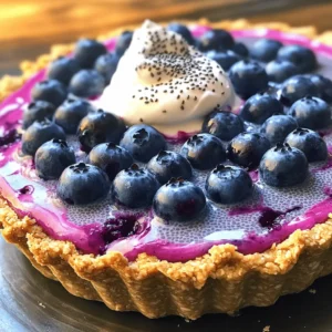 Für die No-Bake Heidelbeer Chia-Samen-Torte brauchst du: - 2 Tassen frische Heidelbeeren (plus zusätzlich für die Dekoration) - 1 Tasse Kokosnussmilch - 1/4 Tasse Ahornsirup (oder Honig) - 1/4 Tasse Chia-Samen - 1 Teelöffel Vanilleextrakt - 1/4 Teelöffel Salz - 1 1/2 Tassen Mandelmehl (für den Boden) - 1/4 Tasse Kokosöl, geschmolzen - 2 Esslöffel Honig oder Ahornsirup (für den Boden) - 1/4 Teelöffel Zimt (für den Boden) Die Zutaten in dieser Torte sind nicht nur lecker, sie bieten auch viele Vorteile. Heidelbeeren sind voll von Antioxidantien. Diese helfen, deinen Körper gesund zu halten. Kokosnussmilch macht die Füllung cremig und ist laktosefrei. Chia-Samen sind super gesund. Sie sind reich an Ballaststoffen und Omega-3-Fettsäuren. Diese Samen quellen und geben der Füllung die richtige Konsistenz. Mandelmehl ist glutenfrei und gibt dem Boden eine nussige Note. Es ist auch eine gute Proteinquelle. Der Zimt im Boden hat nicht nur Geschmack, sondern kann auch den Blutzucker regulieren. Wenn du keine Heidelbeeren hast, kannst du andere Beeren verwenden. Himbeeren oder Erdbeeren sind tolle Alternativen. Für die Süße kannst du auch Agavendicksaft statt Ahornsirup nutzen. Wenn du eine vegane Option möchtest, ersetze die Honigmenge durch mehr Ahornsirup. Du kannst auch andere pflanzliche Milchsorten verwenden, wie Mandel- oder Hafermilch. Mit diesen Tipps kannst du die No-Bake Heidelbeer Chia-Samen-Torte an deinen Geschmack anpassen. Probier es aus! Um den Boden der Torte zuzubereiten, mische zuerst die trockenen Zutaten. Nimm eine große Schüssel. Füge 1 ½ Tassen Mandelmehl, ¼ Tasse geschmolzenes Kokosöl, 2 Esslöffel Honig (oder Ahornsirup) und ¼ Teelöffel Zimt hinzu. Vermenge alles gut. Rühre, bis die Mischung die Konsistenz von nassem Sand hat. Jetzt forme die Crust. Drücke die Mischung gleichmäßig in eine 23 cm große Tortenform. Achte darauf, dass die Ränder leicht hochgedrückt werden. Dies gibt der Torte Stabilität. Stelle die Form dann in den Kühlschrank, während du die Füllung machst. Jetzt kommt der spaßige Teil: die Heidelbeerfüllung. Nimm einen Mixer und gib 2 Tassen frische Heidelbeeren, 1 Tasse Kokosnussmilch, ¼ Tasse Ahornsirup (oder Honig), ¼ Tasse Chia-Samen, 1 Teelöffel Vanilleextrakt und ¼ Teelöffel Salz hinein. Mixe alles gut, bis die Mischung glatt ist. Lass die Heidelbeermischung dann in einer Schüssel 5 Minuten ruhen. Die Chia-Samen quellen und dicke die Füllung an. Rühre gut um, damit alles gleichmäßig verteilt ist. Jetzt ist es Zeit, die Torte zusammenzustellen. Nimm den Boden aus dem Kühlschrank. Gieße die Heidelbeerfüllung gleichmäßig darauf. Achte darauf, dass die Füllung schön verteilt ist. Bedecke die Torte mit Frischhaltefolie und stelle sie für mindestens 4 Stunden in den Kühlschrank. So wird die Torte fest. Nach dem Kühlen kannst du sie in Stücke schneiden und mit frischen Heidelbeeren dekorieren. Für die besten Ergebnisse, serviere die Torte kalt. Du kannst auch einen Klecks Kokosnuss-Schlagsahne hinzufügen, um das Ganze zu verfeinern. Voilà, du hast eine köstliche No-Bake Heidelbeer Chia-Samen-Torte! Für das gesamte Rezept, schau dir die [Full Recipe] an. Beim Zubereiten der No-Bake Heidelbeer Chia-Samen-Torte gibt es einige Fehler, die leicht passieren können. Ein häufiger Fehler ist die falsche Konsistenz der Füllung. Wenn die Chia-Samen nicht genug Zeit zum Quellen haben, wird die Füllung zu flüssig. Achte darauf, die Mischung mindestens fünf Minuten ruhen zu lassen. So wird sie dick und cremig. Ein weiterer Fehler ist, dass der Boden nicht fest genug ist. Drücke die Mischung gut in die Form. Wenn du das nicht machst, kann der Boden beim Schneiden zerbröckeln. Die Konsistenz ist der Schlüssel zu dieser Torte. Um die perfekte Füllung zu erreichen, püriere die Zutaten gründlich. Die Heidelbeeren, Kokosnussmilch, und Chia-Samen sollten gut vermischt sein. Lass die Mischung danach ruhen, damit die Chia-Samen aufquellen. Wenn die Füllung zu dick wird, füge etwas mehr Kokosnussmilch hinzu. Möchtest du eine festere Torte? Verwende mehr Chia-Samen. Für eine weichere Füllung, nimm weniger. Experimentiere mit der Menge, um deine ideale Konsistenz zu finden. Frische Heidelbeeren geben der Torte einen tollen Geschmack. Sie sind saftig und süß. Wenn du keine frischen Heidelbeeren findest, kannst du gefrorene benutzen. Lasse sie vorher auftauen und abtropfen. Gefrorene Beeren sind oft günstiger und ganzjährig erhältlich. Beachte, dass gefrorene Heidelbeeren die Füllung etwas wässern können. Wenn du gefrorene Beeren verwendest, passe die Menge an Kokosnussmilch an. So bleibt die Füllung in der richtigen Konsistenz. Für das beste Ergebnis folge der [Full Recipe]. {{image_4}} Du kannst deine No-Bake Heidelbeer Chia-Samen-Torte nach Lust und Laune ändern. Probiere andere Beeren wie Himbeeren oder Erdbeeren. Diese Früchte bringen einen anderen Geschmack und Farbe in die Torte. Du kannst auch tropische Früchte wie Mango oder Ananas nutzen. Diese sorgen für einen frischen, süßen Kick. Mischt du die Früchte, erstellst du eine bunte Kreation. So bleibt das Rezept spannend und lecker. Um die Torte glutenfrei zu machen, nutze einfach glutenfreies Mehl. Mandelmehl ist eine gute Wahl. Für die vegane Version ersetze den Honig durch Agavendicksaft. Du kannst auch Kokosnussmilch verwenden, um die Füllung cremig zu halten. Diese Anpassungen machen das Rezept für alle geeignet. So können alle deine Torte genießen. Die Süße kannst du nach deinem Geschmack anpassen. Wenn du es weniger süß magst, reduziere den Ahornsirup. Du kannst auch einen anderen Süßstoff nutzen, wie Stevia oder Erythrit. Diese Optionen helfen, die Kalorien zu senken. Achte darauf, die Süße Stück für Stück hinzuzufügen. So findest du den perfekten Geschmack für deine Torte. Um die No-Bake Heidelbeer Chia-Samen-Torte frisch zu halten, lagere sie im Kühlschrank. Verwende einen luftdichten Behälter, um Gerüche zu vermeiden. Achte darauf, dass die Torte nicht mit anderen stark riechenden Lebensmitteln in Kontakt kommt. So bleibt der köstliche Heidelbeergeschmack erhalten. Die Torte bleibt im Kühlschrank für etwa 4 bis 5 Tage frisch. Nach dieser Zeit kann die Konsistenz und der Geschmack leiden. Wenn du die Torte länger aufbewahren willst, ist das Einfrieren eine gute Option. Ja, du kannst die Torte einfrieren! Schneide sie in Portionen und verpacke sie gut in Frischhaltefolie. Lege die Stücke dann in einen Gefrierbeutel. So bleiben sie bis zu 2 Monate haltbar. Zum Auftauen einfach über Nacht im Kühlschrank lassen. So bleibt die Torte lecker und frisch. Für die vollständige Anleitung zur Zubereitung schaue dir das Full Recipe an. Die No-Bake Heidelbeer Chia-Samen-Torte bleibt im Kühlschrank bis zu fünf Tage frisch. Lagern Sie die Torte in einem geschlossenen Behälter. So bleibt sie kühl und ihr Geschmack bleibt erhalten. Wenn Sie die Torte länger aufbewahren möchten, können Sie sie auch einfrieren. Ja, Sie können die Torte im Voraus zubereiten. Sie schmeckt sogar besser, wenn sie ein paar Stunden oder über Nacht im Kühlschrank bleibt. So können die Chia-Samen gut quellen und die Torte erhält die perfekte Konsistenz. Bereiten Sie die Torte einfach am Tag zuvor zu und lassen Sie sie gut kühlen. Für das Topping gibt es viele leckere Optionen. Hier sind einige Vorschläge: - Frische Heidelbeeren - Kokosnuss-Schlagsahne - Ein Spritzer Honig oder Ahornsirup - Nüsse für einen crunchy Effekt - Minzblätter für Frische Experimentieren Sie mit verschiedenen Toppings, um Ihre eigene Note hinzuzufügen. Zusammenfassend haben wir die Zutaten dieser leckeren Torte und ihre Vorteile erkundet. Ich habe gezeigt, wie man die Torte Schritt für Schritt zubereitet. Zudem gab es Tipps, um häufige Fehler zu vermeiden und die perfekte Konsistenz zu erreichen. Verschiedene Variationen erlauben dir, das Rezept anzupassen. Schließlich ist es wichtig, die Torte richtig zu lagern. Mit diesem Wissen kannst du eine tolle No-Bake Heidelbeer Chia-Samen-Torte zaubern, die frisch und lecker bleibt. Viel Spaß beim Backen!