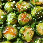 Hier sind die genauen Mengen, die du für die Honig-Sriracha Rosenkohl benötigst: - 450 g Rosenkohl, geputzt und halbiert - 2 Esslöffel Olivenöl - Salz und Pfeffer nach Geschmack - 3 Esslöffel Honig - 2 Esslöffel Sriracha-Sauce - 1 Esslöffel Sojasauce - 1 Teelöffel Knoblauchpulver - 1 Esslöffel Sesamsamen (optional) - 2 Frühlingszwiebeln, gehackt (zum Garnieren) Wenn du frischen Rosenkohl kaufst, achte auf folgende Punkte: - Wähle feste, grüne Köpfe ohne braune Flecken. - Die Blätter sollten eng anliegen und glänzen. - Kleinere Rosenkohlköpfe sind meist zarter im Geschmack. - Vermeide welke oder vergilbte Köpfe. Frischer Rosenkohl hat einen süßen und nussigen Geschmack. Das macht ihn perfekt für dein Gericht! Falls du keine Sriracha oder Honig hast, hier einige Alternativen: - Nutze eine andere scharfe Sauce wie Chili-Soße oder Sambal Oelek. - Für Honig kannst du Ahornsirup oder Agavendicksaft nehmen. - Experimentiere mit anderen süßen und scharfen Kombinationen. Diese Alternativen bringen neue Aromen und machen dein Gericht spannend! Heize zuerst den Ofen auf 220°C vor. Das sorgt für eine tolle Röstaromatik. Nimm dann 450 g Rosenkohl, putze ihn gut und schneide ihn in der Mitte durch. In einer großen Schüssel vermenge die Rosenkohlhälften mit 2 Esslöffeln Olivenöl. Füge Salz und Pfeffer nach deinem Geschmack hinzu. Lege die Rosenkohlhälften auf ein Backblech. Achte darauf, dass sie nicht übereinanderliegen. Röste sie im Ofen für 20 bis 25 Minuten. Sie sollten knusprig und zart sein. Die äußeren Blätter bekommen eine goldene Farbe. Das macht sie besonders lecker. Während die Rosenkohlhälften rösten, bereite die Sauce vor. In einer kleinen Schüssel mische 3 Esslöffel Honig, 2 Esslöffel Sriracha-Sauce, 1 Esslöffel Sojasauce und 1 Teelöffel Knoblauchpulver. Rühre alles gut mit einem Schneebesen, bis die Mischung gleichmäßig ist. Wenn die Rosenkohlhälften fertig sind, nimm sie aus dem Ofen. Gieße die Honig-Sriracha-Mischung über die Rosenkohlhälften. Rühre vorsichtig um, damit jede Hälfte gut bedeckt ist. Gib die beschichteten Rosenkohlhälften zurück in den Ofen. Röste sie für weitere 5 bis 7 Minuten, damit die Sauce karamellisiert. Nimm sie dann heraus und garniere sie nach Belieben mit 1 Esslöffel Sesamsamen und 2 gehackten Frühlingszwiebeln. Rosenkohl kann schnell weich und matschig werden. Hier sind einige Tipps, um das zu verhindern: - Zu viel auf einmal: Roste nicht zu viele Rosenkohlhälften auf einmal. Eine einzige Schicht sorgt für gleichmäßige Röstung. - Falsche Temperatur: Heize den Ofen gut vor. 220°C (425°F) sind optimal für knusprige Blätter. - Fehlende Gewürze: Salz und Pfeffer sind wichtig. Sie bringen den Geschmack heraus und helfen beim Rösten. Um deine Honig-Sriracha Rosenkohl interessanter zu machen, füge zusätzliche Gewürze hinzu. Hier sind einige Vorschläge: - Paprika: Für einen süßlichen Geschmack. - Kreuzkümmel: Für eine erdige Note. - Chilipulver: Für zusätzliche Schärfe ohne die Sauce zu ändern. - Zitronensaft: Ein Spritzer verleiht Frische und Säure. Nicht jeder mag es scharf. Hier sind einige Wege, die Schärfe deiner Honig-Sriracha Rosenkohl zu kontrollieren: - Weniger Sriracha: Beginne mit 1 Esslöffel und taste dich voran. - Honig erhöhen: Mehr Honig mildert die Schärfe. - Mildere Sauce: Verwende eine mildere Chilisauce anstelle von Sriracha. - Joghurtbeilage: Serviere einen Löffel Joghurt dazu. Das kühlt den Geschmack. Mit diesen Tipps wird dein Rosenkohl immer perfekt! {{image_4}} Wenn du eine vegane Option suchst, ersetze den Honig durch Agavendicksaft oder Ahornsirup. Beide Süßstoffe bringen eine ähnliche Süße. Sie geben den Rosenkohl auch einen tollen Geschmack. Achte darauf, die gleiche Menge zu verwenden, um das Rezept nicht zu verändern. Um den Geschmack zu vertiefen, füge einige Zutaten hinzu. Ein wenig Ingwer kann die Schärfe erhöhen. Auch geröstete Nüsse, wie Mandeln oder Cashews, bieten eine schöne Knusprigkeit. Für mehr Umami-Geschmack kannst du auch gebratene Pilze oder geröstete Kichererbsen verwenden. Diese Zutaten machen das Gericht noch nahrhafter. Du kannst die Rosenkohlhälften mit anderen Gemüsesorten mischen. Karotten und Süßkartoffeln passen gut zu diesem Rezept. Schneide sie in gleich große Stücke, damit sie gleichmäßig garen. Auch Paprika fügt eine süße Note hinzu. So wird dein Gericht bunter und noch schmackhafter. Wenn du noch Reste von den Honig-Sriracha Rosenkohl hast, bewahre sie in einem luftdichten Behälter auf. Sie bleiben im Kühlschrank etwa 3 bis 5 Tage frisch. Achte darauf, dass der Behälter gut verschlossen ist. So bleibt der Geschmack erhalten und der Rosenkohl wird nicht matschig. Du kannst auch einen kleinen Papiertuch in den Behälter legen. Das hilft, die Feuchtigkeit zu absorbieren. Um die zubereiteten Rosenkohlhälften einzufrieren, lass sie zuerst abkühlen. Danach gib sie in einen gefrierfesten Behälter. Vergiss nicht, das Datum darauf zu schreiben. So weißt du, wie lange sie schon gefroren sind. Sie können bis zu 3 Monate im Gefrierfach bleiben. Beim Auftauen empfehle ich, sie über Nacht im Kühlschrank zu lassen. So bleiben sie am besten im Geschmack. Um die Reste oder gefrorenen Rosenkohlhälften wieder aufzuwärmen, nutze den Ofen. Heize ihn auf 180°C vor. Lege die Rosenkohlhälften auf ein Backblech. Röste sie für etwa 10-15 Minuten, bis sie warm sind. Wenn du es schneller magst, kannst du auch die Mikrowelle nutzen. Stelle die Mikrowelle auf mittlere Hitze und erwärme sie in kurzen Intervallen. So bleibt der Rosenkohl zart und lecker. Die Honig Sriracha Rosenkohl sind im Kühlschrank etwa 3 bis 5 Tage haltbar. Achte darauf, sie in einem luftdichten Behälter aufzubewahren. So bleiben sie frisch und lecker. Wenn du sie länger aufbewahren möchtest, kannst du sie einfrieren. Ja, du kannst die Sauce im Voraus zubereiten. Mische einfach Honig, Sriracha-Sauce, Sojasauce und Knoblauchpulver in einer Schüssel. Lagere die Sauce in einem luftdichten Behälter im Kühlschrank. Sie bleibt bis zu einer Woche frisch. Um das Gericht vegan zu machen, ersetze den Honig durch Ahornsirup oder Agavendicksaft. Diese Alternativen sind süß und pflanzlich. Für eine glutenfreie Option achte darauf, glutenfreie Sojasauce zu verwenden. So bleibt das Gericht für alle Essensvorlieben geeignet. Rosenkohl kann so lecker sein! Wir haben Zutaten, Tipps und Schritt-für-Schritt-Anleitungen behandelt. Denke an frischen Rosenkohl und die beste Sriracha-Alternative. Vermeide häufige Fehler und entdecke neue Geschmäcker. Mit unseren Variationen und Lagerhinweisen bleibt dein Gericht immer frisch. Egal wie du es machst, der Geschmack wird überzeugen. Viel Spaß beim Ausprobieren und Genießen deiner Kreationen!