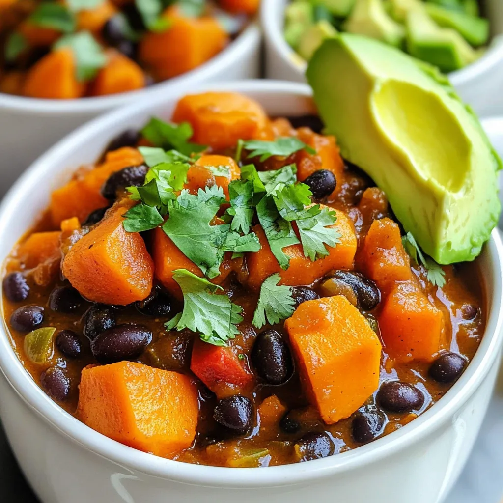 - 2 mittelgroße Süßkartoffeln, geschält und gewürfelt - 1 Dose (425 g) schwarze Bohnen, abgetropft und abgespült - 1 Dose (425 g) gewürfelte Tomaten mit grünen Chilis Süßkartoffeln sind die Basis für dieses Chili. Sie bringen eine süße Note und eine tolle Konsistenz. Schwarze Bohnen fügen Ballaststoffe und Proteine hinzu. Sie machen das Gericht sättigend und gesund. Gewürfelte Tomaten sorgen für eine frische, saftige Komponente. Sie bringen auch ein bisschen Wärme durch die grünen Chilis. - 1 Esslöffel Chili-Pulver - 1 Teelöffel Kreuzkümmel - 1/2 Teelöffel geräuchertes Paprika-Pulver Die Gewürze sind der Schlüssel zu echtem Geschmack. Chili-Pulver bringt die Schärfe, die viele lieben. Kreuzkümmel gibt einen erdigen Geschmack, der das Chili verstärkt. Geräuchertes Paprika-Pulver fügt eine rauchige Tiefe hinzu. Diese Kombination ist perfekt, um das Chili spannend zu machen. - Frischer Koriander, zur Garnitur - Avocado, gewürfelt, zum Servieren (optional) Frischer Koriander bringt ein frisches, kräuteriges Aroma. Er hebt den Geschmack des Chilis an und macht es lebendiger. Avocado ist eine tolle Ergänzung. Sie gibt eine cremige Textur und mildert die Schärfe. Zusammen machen diese Zutaten das Gericht noch leckerer. Zuerst schäle die Süßkartoffeln. Du brauchst zwei mittelgroße. Schneide sie in kleine Würfel. Das hilft beim schnellen Kochen. Danach nimm die Dose schwarze Bohnen. Spüle sie gut ab und lass sie abtropfen. Dadurch wird das Chili weniger nass. Jetzt geht es an den Slow Cooker. Gib die gewürfelten Süßkartoffeln hinein. Füge die schwarzen Bohnen und die gewürfelten Tomaten dazu. Vergiss nicht den Saft aus der Dose. Dann kommt die Gemüsebrühe dazu. Jetzt ist die rote Paprika dran. Auch die fein gehackte Zwiebel und den Knoblauch hinzufügen. Streue das Chili-Pulver, den Kreuzkümmel, das geräucherte Paprika-Pulver und den Cayenne-Pfeffer gleichmäßig über alles. Mische alles vorsichtig. So verteilen sich die Gewürze gut. Jetzt wähle die Kochstufe. Wenn du Zeit hast, stelle den Slow Cooker auf niedrig. Lasse das Chili 6 bis 8 Stunden kochen. Wenn es schneller gehen soll, wähle die hohe Stufe. Dort braucht das Chili 3 bis 4 Stunden. Achte darauf, dass die Süßkartoffeln zart sind. Dann sind die Aromen gut verbunden. Du kannst die Gewürze ganz nach deinem Geschmack anpassen. Magst du es schärfer? Füge mehr Cayenne-Pfeffer hinzu. Möchtest du mehr Tiefe? Probiere geräuchertes Paprika-Pulver. Zusätzliche Gewürze wie Oregano oder Thymian passen auch gut. Diese geben deinem Chili eine neue Note. Experimentiere mit verschiedenen Kombinationen. So findest du deine perfekte Mischung. Ein häufiger Fehler ist, die Zutaten nicht richtig zu mischen. Stelle sicher, dass alles gut vermengt ist. So entfalten sich die Aromen besser. Ein weiterer Fehler ist, das Chili nicht lange genug zu kochen. Wenn du die Kochzeit nicht einhältst, bleiben die Süßkartoffeln hart. Gutes Chili braucht Zeit, um alle Geschmäcker zu verbinden. Präsentiere dein Chili farbenfroh in bunten Schalen. Das sieht nicht nur gut aus, sondern macht auch Appetit. Für einen zusätzlichen Geschmack kannst du Avocadowürfel dazu servieren. Frischer Koriander obendrauf sorgt für einen frischen Kick. Das macht dein Gericht noch leckerer und ansprechender. {{image_4}} Sie können das Chili mit mehr Gemüse anreichern. Fügen Sie verschiedene Sorten von Paprika hinzu. Gelbe und grüne Paprika bringen Farbe und Geschmack. Auch Karotten oder Zucchini passen gut. Diese Gemüse geben dem Gericht einen zusätzlichen Biss und mehr Nährstoffe. Für mehr Protein können Sie Hähnchen oder Tofu hinzufügen. Hähnchen gibt einen herzhaften Geschmack, während Tofu eine tolle vegane Option ist. Sie können auch andere Bohnensorten verwenden. Kidneybohnen oder Kichererbsen sind schmackhafte Alternativen, die das Chili abwechslungsreicher machen. Die richtigen Beläge machen das Chili noch leckerer. Verschiedene Käsesorten wie Cheddar oder Feta sind großartig. Sie schmelzen gut und geben einen tollen Geschmack. Sauerrahm oder Joghurt sind ebenfalls gute Optionen. Sie bringen eine frische Note und mildern die Schärfe. Bewahre dein Chili im Kühlschrank auf. Das hält es frisch. Nutze einen luftdichten Behälter. So bleibt der Geschmack erhalten. Wenn du den Rest aufbewahrst, lass das Chili abkühlen. Dann decke es ab. So vermeidest du, dass es Gerüche aufnimmt. Um Chili einzufrieren, fülle es in einen gefrierfesten Behälter. Lasse etwas Platz oben, da das Chili sich beim Gefrieren ausdehnt. Du kannst auch Portionen in Beuteln einfrieren. Achte darauf, die Luft herauszudrücken. Zum Wiedererwärmen, lasse es über Nacht im Kühlschrank auftauen. Du kannst es dann in einem Topf oder in der Mikrowelle erhitzen. Chili hält sich im Kühlschrank etwa 4 bis 5 Tage. Im Gefrierfach bleibt es bis zu 3 Monate gut. Achte auf Anzeichen von Verderb. Wenn es unangenehm riecht oder die Farbe sich ändert, wirf es weg. Sicherheit geht vor, also halte dich an diese Tipps. Ja, dieses Chili ist sowohl vegan als auch glutenfrei. Es enthält keine tierischen Produkte oder Gluten. Zutatenüberblick: - Süßkartoffeln - Schwarze Bohnen - Gewürfelte Tomaten - Gemüsebrühe - Rote Paprika - Zwiebel - Knoblauch - Gewürze Nährwertinformationen: Das Chili bietet viele Nährstoffe. Süßkartoffeln sind reich an Vitaminen. Schwarze Bohnen liefern viel Protein. Dies macht das Chili zu einer gesunden Wahl. Ja, frische Süßkartoffeln sind großartig für dieses Rezept. Achte darauf, sie gut zu schälen und zu würfeln. Tipps zur Handhabung frischer Süßkartoffeln: - Wähle feste, glatte Süßkartoffeln. - Lagere sie an einem kühlen, dunklen Ort. - Schneide sie direkt vor dem Kochen, um die Frische zu bewahren. Unterschiede in der Kochzeit: Frische Süßkartoffeln brauchen etwa die gleiche Zeit wie vorgekochte. Stelle sicher, dass sie weich sind, bevor du servierst. Es gibt viele leckere Beilagen für dieses Chili. Beilagen und Servierempfehlungen: - Bunte Schalen für eine schöne Präsentation. - Frischer Koriander zur Garnitur. - Avocado für eine cremige Note. Getränke, die gut dazu passen: - Ein kühles Bier passt gut. - Mineralwasser mit Zitrone ist erfrischend. - Ein fruchtiger Rotwein ergänzt die Aromen. In diesem Artikel habe ich das Rezept für Chili aus Süßkartoffeln, Bohnen und Tomaten vorgestellt. Wir haben die wichtigsten Zutaten, Gewürze und mögliche Variationen besprochen. Außerdem teilte ich Tipps zur Zubereitung und Lagerung. Letztendlich ist dieses Chili nicht nur lecker, sondern auch leicht anpassbar. Egal, ob du es vegan oder mit Fleisch magst, es ist vielseitig. Probiere es aus und genieße den Geschmack!