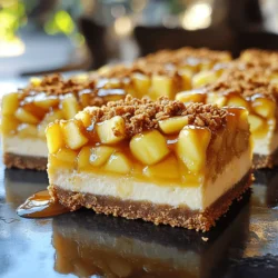 - 1 ½ Tassen Graham-Cracker-Brösel - ½ Tasse ungesalzene Butter, geschmolzen - ¼ Tasse Kristallzucker Die Basis der Riegel ist einfach. Ich verwende Graham-Cracker-Brösel. Diese geben eine knusprige Textur. Die geschmolzene Butter hilft, die Brösel zusammenzuhalten. Kristallzucker sorgt für einen süßen Kick. Vermische alles gut und drücke die Mischung in die Backform. - 450 g Frischkäse, weich - ½ Tasse Kristallzucker - 2 große Eier - 1 Teelöffel Vanilleextrakt - 1 Teelöffel Zimt Die Käsekuchen-Schicht ist der Star des Rezepts. Weicher Frischkäse sorgt für eine cremige Konsistenz. Füge den Zucker hinzu, um die Süße zu steigern. Die Eier machen die Füllung fest. Vanilleextrakt gibt einen tollen Geschmack. Zimt bringt Wärme und Tiefe. Mische alles gut, bis es glatt ist. - 2 große Äpfel, geschält und gewürfelt (idealerweise Granny Smith) - 2 Esslöffel brauner Zucker - 1 Teelöffel Zitronensaft - ½ Teelöffel Piment Äpfel sind der fruchtige Teil. Ich empfehle Granny Smith für die beste Balance aus Süße und Säure. Der braune Zucker bringt einen tiefen Geschmack. Zitronensaft verhindert, dass die Äpfel braun werden. Piment gibt eine subtile Wärme. Mische alles, damit die Äpfel gut gewürzt sind. - 1 Tasse Haferflocken - ½ Tasse brauner Zucker - ½ Tasse Allzweckmehl - ½ Teelöffel Zimt - ¼ Tasse ungesalzene Butter, geschmolzen Der Crisp-Belag ist das Tüpfelchen auf dem i. Haferflocken bieten eine schöne Textur. Der braune Zucker sorgt für Karamellgeschmack. Mehl bindet alles zusammen. Zimt gibt ein schönes Aroma. Gieße die geschmolzene Butter darüber und vermenge alles gut. - ½ Tasse Karamellsauce Der Karamellüberzug macht die Riegel besonders lecker. Du kannst fertige Sauce verwenden oder sie selbst machen. Ein dicker Strahl über die Riegel macht sie unwiderstehlich. Heize deinen Ofen auf 175°C vor. Nimm eine 23x23 cm große Backform. Lege sie mit Backpapier aus. Lass etwas Papier überstehen. So kannst du die Riegel später leicht herausheben. In einer Schüssel mische 1 ½ Tassen Graham-Cracker-Brösel, ½ Tasse geschmolzene Butter und ¼ Tasse Kristallzucker. Vermenge alles gut. Drücke die Mischung fest auf den Boden der Form. So entsteht eine gleichmäßige Kruste. In einer Rührschüssel vermenge 450 g weichen Frischkäse mit ½ Tasse Kristallzucker. Rühre alles glatt. Füge dann 2 große Eier nacheinander hinzu. Mische gut nach jeder Zugabe. Gib 1 Teelöffel Vanilleextrakt und 1 Teelöffel Zimt dazu. Rühre, bis die Masse cremig ist. Gieße den Käsekuchen-Teig gleichmäßig über die Kruste. Verteile ihn gut. Schäle und würfle 2 große Äpfel. Nimm idealerweise Granny Smith. In einer Schüssel die Äpfel mit 2 Esslöffeln braunem Zucker, 1 Teelöffel Zitronensaft und ½ Teelöffel Piment vermengen. Mische, bis die Äpfel gut beschichtet sind. Verteile die Apfelmischung gleichmäßig über der Käsekuchenschicht. Für den Crisp-Belag mische 1 Tasse Haferflocken, ½ Tasse braunen Zucker, ½ Tasse Allzweckmehl und ½ Teelöffel Zimt. Gib ¼ Tasse geschmolzene Butter dazu. Mische alles zu einer krümeligen Konsistenz. Streue den Crisp-Belag gleichmäßig über die Apfelschicht. Backe die Mischung im Ofen für 35-40 Minuten. Achte darauf, dass der Belag goldbraun ist und der Käsekuchen fest wird. Lass die Riegel etwa 30 Minuten in der Form abkühlen. Danach stelle sie in den Kühlschrank. Lass sie mindestens 2 Stunden kühlen. Schneide die Riegel nach dem Kühlen in Quadrate. Träufle die Karamellsauce über die Riegel, bevor du sie servierst. Diese Riegel sehen toll aus und schmecken fantastisch! Die Textur von Frischkäse ist wichtig. Verwende weichen, raumtemperierten Frischkäse. So wird die Käsekuchen-Schicht schön cremig. Wenn der Frischkäse zu kalt ist, bekommst du Klumpen. Um Risse zu vermeiden, backe deinen Käsekuchen bei niedriger Temperatur. Ein Wasserbad kann helfen, die Hitze gleichmäßig zu verteilen. Für diesen Kuchen empfehle ich Granny Smith Äpfel. Sie sind fest und sauer, was gut mit der Süße des Karamells harmoniert. Du kannst auch Honeycrisp oder Jonagold verwenden, wenn du es süßer magst. Achte darauf, saisonale Äpfel zu wählen, um den besten Geschmack zu erzielen. Im Herbst sind frische Äpfel am leckersten. Wenn du glutenfrei backen möchtest, ersetze das Allzweckmehl durch Mandelmehl oder Hafermehl. Das gibt dem Crisp-Belag eine neue Note. Du kannst auch zusätzliche Gewürze wie Muskatnuss oder Ingwer hinzufügen. Diese verleihen deinem Cheesecake eine spannende Tiefe und Geschmack. Experimentiere ruhig mit verschiedenen Zutaten, um deine perfekte Version zu finden. {{image_4}} Wie lange sind die Riegel haltbar? Die Caramel Apple Crisp Cheesecake Bars sind im Kühlschrank bis zu fünf Tage haltbar. Achte darauf, sie in einem luftdichten Behälter zu lagern. So bleiben sie frisch und lecker. Richtige Aufbewahrungstipps: - Lass die Riegel zuerst abkühlen. - Schneide sie erst nach dem vollständigen Abkühlen. - Decke sie gut ab, um ein Austrocknen zu verhindern. Anleitung zum Einfrieren: Um die Riegel einzufrieren, schneide sie in Stücke. Wickel jedes Stück in Frischhaltefolie ein und lege sie in einen gefriersicheren Beutel. So bleiben sie bis zu drei Monate frisch. Tipps zum Auftauen: - Lass die Riegel über Nacht im Kühlschrank auftauen. - Du kannst sie auch bei Raumtemperatur auftauen. - Erhitze sie kurz in der Mikrowelle, wenn du sie warm magst. Um die Caramel Apple Crisp Cheesecake Bars schön zu präsentieren, lege ich sie auf ein farbenfrohes Platter. Ich empfehle, die Riegel mit frischen Apfelscheiben zu garnieren. Ein Hauch von Zimt darüber macht das Bild noch besser. - Dekorationstipps: - Verwende frische Kräuter wie Minze für einen Farbtupfer. - Füge etwas Puderzucker für eine süße Note hinzu. - Empfohlene Beigaben: - Schlagsahne passt gut zu diesen Riegeln. - Eine Kugel Vanilleeis bringt einen tollen Kontrast. Für die Getränke wähle ich das, was gut zu den Aromen passt. Ein milder Apfelwein ergänzt den Geschmack der Äpfel. - Welches Getränk passt dazu? - Probier einen frisch gebrühten Kaffee für einen tollen Mix. - Ein süßer Dessertwein harmoniert ebenfalls gut. - Dessertwein oder Kaffee: - Dessertwein bringt die Süße besser zur Geltung. - Kaffee bietet einen schönen Kontrast zu den süßen Riegeln. Die Riegel müssen mindestens zwei Stunden kühlen. Dies hilft, die richtige Konsistenz zu erreichen. Wenn sie zu warm serviert werden, könnten sie auseinanderfallen. Ich empfehle, sie über Nacht im Kühlschrank zu lassen. So sind sie perfekt fest und kühl. Ja, du kannst andere Früchte verwenden! Birnen, Pfirsiche oder Beeren sind tolle Alternativen. Jede Frucht bringt einen eigenen Geschmack mit. Achte darauf, die Menge ähnlich zu halten. So bleibt die Füllung gut. Du kannst Karamellsauce im Supermarkt kaufen. Achte darauf, eine gute Qualität zu wählen. Wenn du sie selbst machen möchtest, erwärme Zucker in einer Pfanne. Rühre, bis er schmilzt, und füge dann Sahne hinzu. Es ist einfach und schmeckt frisch! Bewahre die Riegel in einem luftdichten Behälter im Kühlschrank auf. So bleiben sie frisch. Sie sind bis zu fünf Tage haltbar. Du kannst sie auch einfrieren, aber dann verliere etwas von der Textur. Diese Käsekuchen-Apfelriegel sind ein echter Genuss. Wir haben über die Zutaten gesprochen, von einem krossen Boden bis zur cremigen Käsekuchen-Schicht. Ich habe dir die Schritt-für-Schritt-Anleitung gegeben, um dein Rezept erfolgreich zuzubereiten. Dazu gab es hilfreiche Tipps für die perfekte Konsistenz und Variationen. Jetzt weißt du auch, wie du die Riegel optimal lagerst. Lass sie dir nicht entgehen und probiere sie aus!