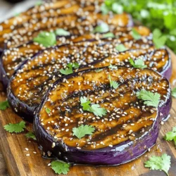 - 2 mittelgroße Auberginen, in 2,5 cm dicke Steaks geschnitten - 3 Esslöffel Miso-Paste (weiß oder gelb) - 2 Esslöffel Ahornsirup - 1 Esslöffel Sojasauce - 1 Esslöffel Sesamöl - 2 Teelöffel Reisessig - 1 Knoblauchzehe, fein gehackt - 1 Teelöffel frisch geriebener Ingwer - Prise rote Paprikaflocken (optional) - 1 Esslöffel Sesamsamen (zum Garnieren) - Frischer Koriander oder Frühlingszwiebeln (zum Garnieren) Miso Maple Glazed Eggplant Steaks sind nicht nur lecker, sondern auch gesund. Auberginen sind reich an Ballaststoffen und Vitaminen. Miso bringt Probiotika mit, die gut für die Verdauung sind. Ahornsirup liefert natürliche Süße und Antioxidantien. Diese Kombination macht das Gericht nahrhaft und ausgewogen. Dieses Rezept ist bereits vegan und vegetarisch. Die Miso-Paste, die wir verwenden, ist pflanzlich. Wenn Sie eine glutenfreie Option möchten, wählen Sie glutenfreie Sojasauce oder Tamari. Dieses Gericht passt gut zu verschiedenen Beilagen, wie Quinoa oder Reis. Es ist einfach, gesund zu essen und dabei den Geschmack zu genießen. Zuerst schneide ich die Auberginen in 2,5 cm dicke Steaks. Ich lege sie auf ein Schneidebrett. Dann bestreue ich die Steaks mit Salz. Das hilft, überschüssige Feuchtigkeit zu entfernen. Nach etwa 15 Minuten spüle ich die Steaks unter kaltem Wasser ab und tupfe sie trocken. So werden die Auberginen zart und schmecken besser. Jetzt mache ich die Miso-Ahornsirup-Glasur. In einer mittelgroßen Schüssel gebe ich 3 Esslöffel Miso-Paste, 2 Esslöffel Ahornsirup und 1 Esslöffel Sojasauce. Dann füge ich 1 Esslöffel Sesamöl und 2 Teelöffel Reisessig hinzu. Ich hacke auch 1 Knoblauchzehe fein und reibe 1 Teelöffel Ingwer. Ich rühre alles gut zusammen. Wenn ich möchte, gebe ich eine Prise rote Paprikaflocken dazu. Bevor ich die Auberginen garen kann, heize ich den Grill auf mittelhohe Hitze oder den Ofen auf 200 °C vor. Wenn ich grille, öle ich die Grillroste leicht ein. So kleben die Steaks nicht fest. Jetzt lege ich die marinierten Auberginensteaks auf den Grill. Ich gare sie etwa 4-5 Minuten pro Seite. Dann sehe ich schöne Grillstreifen. Wenn ich die Steaks im Ofen zubereite, lege ich sie auf ein mit Backpapier ausgelegtes Blech. Ich röste sie etwa 20-25 Minuten und wende sie zur Hälfte. In den letzten Minuten bestreiche ich die Auberginensteaks mit der restlichen Glasur. So bekommen sie noch mehr Geschmack. Nach dem Garen nehme ich sie vom Heat. Ich bestreue die Auberginensteaks mit Sesamsamen. Dann garniere ich sie mit frischem Koriander oder in Scheiben geschnittenen Frühlingszwiebeln. Diese Steaks sind heiß serviert ein tolles Hauptgericht oder eine Beilage. Ein häufiger Fehler ist, die Auberginensteaks nicht zu salzen. Salz hilft, überschüssige Feuchtigkeit zu entziehen. Dadurch werden die Steaks zarter und nehmen die Marinade besser auf. Lassen Sie die gesalzenen Steaks 15 Minuten ruhen, bevor Sie sie spülen und trocknen. Für die beste Marinade verwenden Sie eine Mischung aus Miso-Paste und Ahornsirup. Diese Kombination verleiht den Auberginen einen tollen Geschmack. Marinieren Sie die Steaks mindestens 30 Minuten. Wenn Sie Zeit haben, lassen Sie sie über Nacht im Kühlschrank. So wird der Geschmack noch intensiver. Grillen bringt einen rauchigen Geschmack. Heizen Sie den Grill auf mittelhohe Hitze vor. Legen Sie die Steaks direkt auf den Grill. Garen Sie sie 4-5 Minuten pro Seite. Beim Backen verwenden Sie eine Temperatur von 200 °C. Legen Sie die Steaks auf ein Backblech. Backen Sie sie 20-25 Minuten und wenden Sie sie zur Hälfte. So bekommen sie eine schöne Farbe und bleiben saftig. {{image_4}} Ich liebe es, mit Gewürzen zu experimentieren. Fügen Sie einen Hauch von Kreuzkümmel oder Koriander hinzu. Beide geben einen tollen Geschmack. Auch frische Kräuter wie Thymian oder Rosmarin sind eine gute Wahl. Diese Kräuter passen gut zu der süßen Glasur. Versuchen Sie auch, etwas Zitronensaft für Frische hinzuzufügen. Es bringt einen neuen Kick in das Gericht. Auberginen sind lecker, aber nicht die einzige Wahl. Zucchini-Steaks sind eine tolle Alternative. Sie nehmen die Glasur gut auf und werden schön zart. Auch Süßkartoffeln sind eine Option. Schneiden Sie sie in dicke Scheiben und grillen Sie sie. Sie bieten eine süße Note, die gut zu Miso passt. Paprika oder Pilze sind ebenfalls großartige Optionen. Sie bringen Farbe und Geschmack auf den Teller. Die Beilagen machen das Gericht noch besser. Servieren Sie die Auberginensteaks mit Reis oder Quinoa. Diese Körner sind leicht und sättigend. Ein frischer Salat passt auch gut dazu. Probieren Sie einen Gurkensalat mit Sesam-Dressing. Er ergänzt die Aromen perfekt. Wenn Sie etwas Warmes möchten, sind gedämpfte Brokkoli oder grüne Bohnen ideal. Sie sind gesund und bringen Farbe auf den Tisch. Du kannst die Miso Maple Glazed Auberginensteaks bis zu drei Tage im Kühlschrank aufbewahren. Lege die übrig gebliebenen Steaks in einen luftdichten Behälter. Das hilft, die Frische zu bewahren. Wenn du sie später essen möchtest, kannst du sie kalt oder aufgewärmt genießen. Einfrieren ist eine tolle Option, um die Steaks länger zu lagern. Lass sie zuerst komplett abkühlen. Wickel die Steaks dann gut in Frischhaltefolie oder lege sie in einen gefriergeeigneten Beutel. So bleiben sie bis zu drei Monate frisch. Denke daran, sie vor dem Kochen aufzutauen. Um die Auberginensteaks wieder aufzuwärmen, gibt es ein paar einfache Methoden. Du kannst sie in der Mikrowelle aufwärmen. Stelle die Mikrowelle auf mittlere Hitze und erwärme sie in 30-Sekunden-Intervallen. Alternativ kannst du die Steaks in einer Pfanne bei mittlerer Hitze aufwärmen. So bekommst du die Außenfläche wieder schön knusprig. Wenn du den Ofen verwendest, heize ihn auf 180 °C vor und erwärme die Steaks für etwa 10 Minuten. Ich empfehle, die Auberginen mindestens 30 Minuten zu marinieren. So können sie den vollen Geschmack der Miso-Ahornsirup-Glasur aufnehmen. Wenn du Zeit hast, lasse sie länger im Kühlschrank. Eine Marinierzeit von bis zu zwei Stunden verstärkt die Aromen noch mehr. Ja, du kannst die Miso-Paste ersetzen. Verwende stattdessen Tahini oder Sojasauce. Diese geben auch einen tollen Geschmack. Aber bedenke, dass der Geschmack dann anders sein wird. Miso hat eine einzigartige Umami-Note, die schwer zu kopieren ist. Die Auberginensteaks passen gut zu vielen Beilagen. Hier sind einige Optionen: - Reis, besonders Jasminreis oder Sushi-Reis - Quinoa für eine gesunde Alternative - Gedämpftes Gemüse wie Brokkoli oder Karotten - Ein frischer Salat mit Gurken und Koriander Diese Beilagen ergänzen den Geschmack der Auberginen perfekt und sorgen für ein ausgewogenes Essen. Wir haben die Zutaten für leckere Auberginensteaks besprochen. Ich gab dir eine Schritt-für-Schritt-Anleitung, um köstliche Ergebnisse zu erzielen. Tipps helfen dir, häufige Fehler zu vermeiden. Weitere Variationen zeigen dir, wie du mit Gewürzen und Beilagen kreativ sein kannst. Lagerinfos bieten dir Lösungen, um die Steaks frisch zu halten. Probiere diese Auberginensteaks aus! Sie sind vielseitig, schmackhaft und einfach zuzubereiten. Viel Spaß beim Kochen und Genießen!