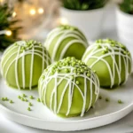 Die Zutaten für die No-Bake Grinch Oreo Truffles sind einfach und lecker. Sie benötigen nur ein paar Dinge, um diese festlichen Leckereien zuzubereiten. Die Hauptzutat sind Oreo-Kekse, die einen tollen Geschmack bieten. Frischkäse macht die Trüffel cremig und reichhaltig. Grüne Candy Melts geben den Trüffeln ihre schöne Farbe. Pfefferminzextrakt fügt einen frischen, winterlichen Geschmack hinzu. Schließlich machen grüne Streusel und weiße Schokolade die Trüffel noch festlicher. - 1 Packung reguläre Oreo-Kekse (mit allem Crèmfüllung) - 225 g Frischkäse, weich - 150 g grüne Candy Melts - 40 g weiße Schokoladenstückchen - ½ Teelöffel Pfefferminzextrakt - Grüne Streusel zur Dekoration Wenn Sie etwas Abwechslung möchten, können Sie auch andere Zutaten hinzufügen. Zum Beispiel können Sie Erdnussbutter verwenden, um den Trüffeln einen nussigen Geschmack zu geben. Sie können auch dunkle Schokolade für die Überziehung nutzen. Für einen besonderen Kick können Sie etwas Chili-Pulver hinzufügen. Diese kleinen Änderungen können den Geschmack ganz anders machen und neue Möglichkeiten bieten. {{ingredient_image_2}} Zuerst nimmst du die Oreo-Kekse. Zerbrich sie in kleine Stücke. Gib die Kekse in eine Küchenmaschine. Pulsieren Sie sie, bis sie fein sind. Es dauert etwa 20 bis 30 Sekunden. Die Krümel sollten gleichmäßig und sehr fein sein. Nimm die Oreo-Krümel und gib sie in eine große Schüssel. Füge den weichen Frischkäse hinzu. Dann kommt der Pfefferminzextrakt. Mische alles gut. Nutze einen Löffel oder deine Hände. Du willst eine dicke, gleichmäßige Masse. Jetzt ist es Zeit, die Trüffel zu formen. Nimm kleine Portionen von der Mischung. Mache kleine Bälle, etwa 2,5 cm groß. Lege die Trüffel auf ein mit Backpapier ausgelegtes Blech. Du solltest etwa 20 bis 24 Trüffel bekommen. Stelle das Blech für 30 Minuten ins Gefrierfach. So werden die Trüffel fest. Während die Trüffel kühlen, schmelze die grünen Candy Melts. Folge den Anweisungen auf der Verpackung. Rühre die Schokolade, bis sie glatt ist. Nimm die Trüffel aus dem Gefrierfach. Tauche jede Trüffel in die geschmolzene Schokolade. Achte darauf, dass sie gut bedeckt sind. Nutze eine Gabel, um die Trüffel herauszuheben. Lege die überzogenen Trüffel zurück auf das Blech. Bevor die Schokolade fest wird, streue die grünen Streusel darüber. In einer kleinen Schüssel, schmelze die weißen Schokoladenstückchen. Träufle die geschmolzene weiße Schokolade über die Trüffel. Lass die Trüffel bei Raumtemperatur oder im Kühlschrank für 15 bis 20 Minuten aushärten. Die richtige Konsistenz ist entscheidend für diese Trüffel. Sie sollten fest, aber nicht zu trocken sein. Beginnen Sie mit den Oreo-Keksen. Zermahlen Sie sie gut in der Küchenmaschine. Kombinieren Sie die Krümel mit Frischkäse und Pfefferminzextrakt. Mischen Sie alles gründlich. Wenn die Masse zu trocken wirkt, fügen Sie mehr Frischkäse hinzu. So erhalten Sie die perfekte, formbare Konsistenz. Ein häufiger Fehler ist, die Trüffel nicht genug abzukühlen. Lassen Sie die geformten Bälle für mindestens 30 Minuten im Gefrierfach. So halten sie ihre Form beim Überziehen. Achten Sie darauf, die Candy Melts nicht zu überhitzen. Schmelzen Sie sie in kurzen Intervallen und rühren Sie gut um. Dies verhindert Klumpen und sorgt für einen glatten Überzug. Die Dekoration bringt Farbe und Freude. Verwenden Sie grüne Streusel, um die festliche Note zu verstärken. Streuen Sie sie sofort auf den warmen Schokoladenüberzug. Für einen zusätzlichen Wow-Effekt träufeln Sie geschmolzene weiße Schokolade über die Trüffel. Sie können auch kleine Zuckerfiguren oder essbare Glitzer verwenden. So werden Ihre Trüffel noch einladender und schöner. Pro Tipps Oreo-Kekse richtig zerkleinern: Stellen Sie sicher, dass die Kekse zu feinen Krümeln verarbeitet werden, um eine gleichmäßige Konsistenz der Trüffel zu gewährleisten. Frischkäse temperieren: Verwenden Sie weicheren Frischkäse, da dieser leichter mit den Oreo-Krümeln vermischt werden kann und eine glattere Textur ergibt. Schokolade richtig schmelzen: Schmelzen Sie die Candy Melts in kurzen Intervallen in der Mikrowelle, um ein Anbrennen zu vermeiden. Rühren Sie zwischendurch um, bis sie vollständig geschmolzen sind. Verzierung kreativ gestalten: Experimentieren Sie mit verschiedenen Streuseln oder dekorativen Schokoladenstückchen, um den Trüffeln eine persönliche Note zu verleihen. {{image_4}} Die No-Bake Grinch Oreo Truffles sind sehr vielseitig. Du kannst verschiedene Geschmacksrichtungen ausprobieren. Eine tolle Idee ist, die Oreo-Kekse durch andere Kekse zu ersetzen. Du könntest Schokoladenkekse oder Kekse mit Erdnussbutter verwenden. Das gibt den Trüffeln einen neuen Twist. Auch die Frischkäsebasis kann variieren. Du könntest einen Frischkäse mit Vanillegeschmack verwenden. So erhältst du eine süße Note. Wenn du allergisch bist, gibt es viele Alternativen. Du kannst glutenfreie Oreo-Kekse nutzen. Sie schmecken genauso gut. Achte darauf, dass die Candy Melts ebenfalls glutenfrei sind. Für eine milchfreie Option kannst du veganen Frischkäse verwenden. So kannst du die Trüffel auch für Allergiker anpassen. Die Dekoration macht die Trüffel besonders. Du kannst die grünen Streusel durch andere Farben ersetzen. Rot oder gold passen ebenfalls gut zu Weihnachten. Ein weiterer Vorschlag ist, die Trüffel mit Nüssen oder Kokosraspeln zu bestreuen. Diese Variationen geben den Trüffeln einen besonderen Look und Geschmack. Probier verschiedene Stile aus und finde deine Lieblingsdeko! Um die No-Bake Grinch Oreo Truffles frisch zu halten, lege sie in einen luftdichten Behälter. Achte darauf, dass der Behälter gut verschlossen ist. So bleiben die Trüffel weich und lecker. Du kannst sie bis zu einer Woche im Kühlschrank aufbewahren. Wenn du die Trüffel länger aufbewahren möchtest, friere sie ein. Lege die Trüffel auf ein Backblech und lasse sie für eine Stunde einfrieren. Danach packe sie in einen gefrierfesten Beutel. Diese Methode hält die Trüffel bis zu drei Monate frisch. Die Haltbarkeit der Trüffel hängt von der Lagerung ab. Im Kühlschrank halten sie sich bis zu einer Woche. Im Gefrierfach bleiben sie bis zu drei Monate genießbar. Achte darauf, die Trüffel vor dem Essen im Kühlschrank aufzutauen. So bleiben sie perfekt in der Textur und im Geschmack. No-Bake Grinch Oreo Truffles halten sich etwa eine Woche im Kühlschrank. Lagern Sie sie in einem luftdichten Behälter. So bleiben sie frisch und lecker. Wenn Sie sie einfrieren, halten sie bis zu drei Monate. Lassen Sie sie vor dem Servieren im Kühlschrank auftauen. Ja, Sie können andere Kekssorten verwenden. Probieren Sie Schokoladenkekse oder Vanillekekse. Achten Sie darauf, dass die Füllung gut passt. Die Basis bleibt gleich, also können Sie kreativ werden. Damit erhalten Sie neue Geschmacksrichtungen und Varianten. Um die Trüffel vegan zu machen, verwenden Sie vegane Kekse und veganen Frischkäse. Es gibt viele Marken, die gute Alternativen anbieten. Auch die Candy Melts können Sie durch vegane Schokolade ersetzen. So genießen Sie die Trüffel ohne tierische Produkte. Statt Candy Melts können Sie auch geschmolzene Schokolade verwenden. Dunkle, Milch- oder weiße Schokolade funktionieren gut. Stellen Sie sicher, dass die Schokolade gut temperiert ist. So bleibt der Glanz und die Trüffel sehen toll aus. Die Zutaten sind einfach und die Anleitung ist klar. Du kannst Oreo-Kekse, Frischkäse und verschiedene Dekorationen verwenden. Variiere die Geschmacksrichtungen nach Lust und Laune. Die Tipps helfen dir, alles perfekt hinzubekommen. Denke daran, richtig zu lagern, damit deine Trüffel frisch bleiben. Sie sind nicht nur lecker, sondern auch leicht zu machen. Probiere es aus und genieße diese köstlichen Trüffel mit Freunden und Familie.