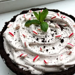 - 24 Oreo-Kekse, zerbr&ouml;selt - 125 g ungesalzene Butter, geschmolzen - 225 g Frischk&auml;se, weich Die Hauptzutaten sind einfach und lecker. Die Oreo-Kekse geben der Torte einen tollen Geschmack. Sie sind auch die Basis f&uuml;r die Kruste. Geschmolzene Butter macht die Kruste fest und lecker. Frischk&auml;se bringt Cremigkeit in die F&uuml;llung. - 60 g Puderzucker - 1 TL Vanilleextrakt - 240 ml Schlagsahne - 1/2 TL Pfefferminzextrakt - 100 g zerbr&ouml;selte Pfefferminzbonbons (zum Garnieren) - Schlagsahne (zum Dekorieren) Zus&auml;tzliche Zutaten sorgen f&uuml;r mehr Geschmack. Puderzucker und Vanilleextrakt s&uuml;&szlig;en die F&uuml;llung. Schlagsahne macht die F&uuml;llung leicht und fluffig. Pfefferminzextrakt bringt den frischen Geschmack. Die zerbr&ouml;selten Pfefferminzbonbons sind perfekt zum Garnieren. Sie geben einen sch&ouml;nen Farbkontrast und einen tollen Crunch. Deko-Schlagsahne macht die Torte noch festlicher und leckerer. {{ingredient_image_2}} Um die Kruste zu machen, zerbrich die Oreo-Kekse in kleine St&uuml;cke. Dann mische die Keksbr&ouml;sel mit der geschmolzenen Butter. R&uuml;hre gut, bis die Mischung die Konsistenz von feuchtem Sand hat. Diese Konsistenz ist wichtig f&uuml;r eine feste Kruste. Dr&uuml;cke die Oreo-Mischung gleichm&auml;&szlig;ig in eine 23 cm gro&szlig;e Pie-Form. Benutze den Boden eines Messbechers, um die Mischung gleichm&auml;&szlig;ig zu verteilen. Die Kruste sollte fest und glatt sein. Stelle die Form dann in den K&uuml;hlschrank, w&auml;hrend du die F&uuml;llung machst. So kann die Kruste stabiler werden. In einer neuen Sch&uuml;ssel schlage den weichen Frischk&auml;se mit Puderzucker und Vanilleextrakt. R&uuml;hre, bis die Mischung glatt und cremig ist. Diese F&uuml;llung bringt viel Geschmack in die Torte. Sie ist die Basis f&uuml;r die leckere Schicht, die wir gleich machen. Nimm eine separate Sch&uuml;ssel und schlage die Schlagsahne. Schlage, bis sich weiche Spitzen bilden. F&uuml;ge dann nach und nach das Pfefferminzextrakt hinzu. Schlage weiter, bis die Sahne steife Spitzen hat. Diese Schritte sind wichtig, damit die Torte leicht und luftig bleibt. Jetzt kommt der spannende Teil! Hebe die geschlagene Sahne vorsichtig unter die Frischk&auml;semischung. Achte darauf, dass du die Luftigkeit der Sahne nicht zerst&ouml;rst. Dies gibt der F&uuml;llung eine tolle Struktur und macht sie besonders cremig. Gie&szlig;e die Pfefferminzcremef&uuml;llung in die vorbereitete Oreo-Kruste. Nutze einen Spatel, um die Oberfl&auml;che glatt zu streichen. Danach decke die Torte mit Frischhaltefolie ab. Stelle die Torte f&uuml;r mindestens 4 Stunden in den K&uuml;hlschrank. So wird sie fest und k&uuml;hl. - So gelingt die Sahne: Schlage die Sahne in einer kalten Sch&uuml;ssel. Kalte Werkzeuge helfen, die Sahne besser aufzuschlagen. Achte darauf, dass sich weiche Spitzen bilden, bevor du das Pfefferminzextrakt hinzuf&uuml;gst. Schlage weiter, bis steife Spitzen entstehen. - Tipps zum Unterheben: Verwende einen gro&szlig;en L&ouml;ffel oder einen Spatel. Hebe die geschlagene Sahne vorsichtig unter die Frischk&auml;semischung. Mache das langsam, um die Luftigkeit zu bewahren. So bleibt die F&uuml;llung leicht und fluffig. - Effiziente Zubereitung: Bereite zuerst die Kruste vor, w&auml;hrend die Butter schmilzt. Zerbr&ouml;sele die Oreo-Kekse und mische sie mit der geschmolzenen Butter. Lass die Kruste im K&uuml;hlschrank k&uuml;hlen, w&auml;hrend du die F&uuml;llung machst. So nutzt du die Zeit optimal und sparst Schritte. - Garnierungsideen: Verwende Schlagsahne, um die Torte zu dekorieren. Streue zerbr&ouml;selte Pfefferminzbonbons dar&uuml;ber f&uuml;r einen festlichen Look. - Verwendung von Minzbl&auml;ttern: Frische Minzbl&auml;tter geben der Torte einen sch&ouml;nen Kontrast. Lege ein paar ganze Bl&auml;tter oben auf die Torte. Das sieht nicht nur gut aus, sondern verst&auml;rkt auch den frischen Geschmack. Pro Tipps Verwenden Sie kalte Zutaten: Stellen Sie sicher, dass Ihr Frischk&auml;se und die Schlagsahne gut gek&uuml;hlt sind, um eine bessere Konsistenz und Stabilit&auml;t der F&uuml;llung zu erreichen. Variieren Sie die Garnitur: Experimentieren Sie mit verschiedenen Toppings wie Schokoladensp&auml;nen oder ger&ouml;steten N&uuml;ssen f&uuml;r zus&auml;tzlichen Geschmack und Textur. Richtiges K&uuml;hlen: Lassen Sie die Torte mindestens 4 Stunden im K&uuml;hlschrank, damit sie gut fest wird und sich leichter schneiden l&auml;sst. Oreo-Kekse variieren: Probieren Sie verschiedene Oreo-Geschmackssorten, um der Kruste eine interessante Note zu verleihen, wie z.B. Schokoladen- oder Erdbeerkekse. {{image_4}} M&ouml;chtest du einen schokoladigen Genuss? Du kannst die Oreo-Kekse durch Schokoladenkekse ersetzen. Diese &Auml;nderung macht die Torte noch schokoladiger. Die Kruste wird dann extra lecker und passt gut zur F&uuml;llung. Mische die geschmolzene Butter gut mit den Schokoladenkeksen. Folge ansonsten dem gleichen Rezept. F&uuml;r eine vegane Version gibt es tolle Alternativen. Ersetze den Frischk&auml;se durch eine vegane Frischk&auml;se-Option. Du kannst auch pflanzliche Butter verwenden. Statt Schlagsahne nimmst du Kokoscreme oder eine vegane Schlagsahne. Achte darauf, dass der Puderzucker keine tierischen Bestandteile enth&auml;lt. So bleibt dein Dessert rein pflanzlich. Es gibt viele Wege, den Geschmack zu ver&auml;ndern. Probiere andere Extrakte wie Mandel- oder Haselnuss. Du kannst auch etwas Kakaopulver f&uuml;r eine schokoladige Note hinzuf&uuml;gen. Experimentiere mit verschiedenen Bonbons als Topping. So kreierst du eine ganz neue geschmackliche Erfahrung. Die No-Bake Peppermint Oreo Pie bleibt am besten im K&uuml;hlschrank. Die optimale Lagertemperatur liegt bei etwa 4 &deg;C. So bleibt die Torte frisch und lecker. Die Haltbarkeit dieser Torte betr&auml;gt etwa 5 Tage. Achten Sie darauf, die Torte fest mit Frischhaltefolie abzudecken. So bleibt der Geschmack erhalten und die Torte trocknet nicht aus. Wenn Sie die Torte l&auml;nger aufbewahren m&ouml;chten, k&ouml;nnen Sie sie einfrieren. Schneiden Sie die Torte in St&uuml;cke und legen Sie sie in einen luftdichten Beh&auml;lter. Achten Sie darauf, dass jedes St&uuml;ck gut verpackt ist, um Frostbrand zu vermeiden. Zum Auftauen sollten Sie die Torte &uuml;ber Nacht im K&uuml;hlschrank lassen. So bleibt die Textur sch&ouml;n cremig. Wenn es schnell gehen muss, k&ouml;nnen Sie die Torte auch bei Raumtemperatur auftauen. Aber achten Sie darauf, dass sie nicht zu lange drau&szlig;en bleibt. Die Vorbereitungszeit f&uuml;r diese Torte betr&auml;gt nur 15 Minuten. Es ist schnell und einfach. Danach muss die Torte mindestens 4 Stunden im K&uuml;hlschrank fest werden. Insgesamt dauert es also etwa 4 Stunden und 15 Minuten, bis du die Torte genie&szlig;en kannst. Ja, du kannst die Torte ohne Pfefferminzextrakt machen. Verwende stattdessen etwas Vanilleextrakt oder einen anderen Geschmack. Zum Beispiel k&ouml;nnten Mandeln oder Zitrusfr&uuml;chte gut passen. Dies gibt der Torte einen anderen, aber leckeren Geschmack. Die Dekoration macht die Torte besonders. Du kannst die Torte mit Schlagsahne oben drauf anrichten. Streue zerbr&ouml;selte Pfefferminzbonbons dar&uuml;ber, um einen festlichen Look zu erzielen. Du k&ouml;nntest auch ganze Minzbl&auml;tter verwenden. Das gibt frische Farbe und sieht toll aus. Diese Anleitung zeigt dir, wie du eine k&ouml;stliche Pfefferminz-Oreo-Torte zubereitest. Wir haben die Hauptzutaten wie Oreo-Kekse und Frischk&auml;se behandelt. Dann gab es eine Schritt-f&uuml;r-Schritt-Anleitung, um die Kruste und F&uuml;llung perfekt herzustellen. Ich habe dir auch viele Tipps gegeben, um die Torte zu pr&auml;sentieren und verschiedene Varianten auszuprobieren. Denke daran, dass die richtige Lagerung die Frische erh&auml;lt. Vielleicht &uuml;berzeugst du deine Freunde damit und bleibst kreativ in der K&uuml;che.