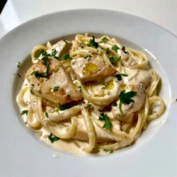 F&uuml;r die cremige H&auml;hnchen Alfredo Pfanne ben&ouml;tigen Sie einige einfache Zutaten. Diese sorgen f&uuml;r einen tollen Geschmack. Hier ist die Liste: - 2 H&auml;hnchenbrustfilets ohne Haut und Knochen, d&uuml;nn geschnitten - 2 Essl&ouml;ffel Oliven&ouml;l - 3 Knoblauchzehen, fein gehackt - 1 Tasse Sahne - 1 Tasse geriebener Parmesan - 225 g Fettuccine-Nudeln - 1 Teel&ouml;ffel italienische Gew&uuml;rzmischung - Salz und Pfeffer nach Geschmack - Frische Petersilie, gehackt (zum Garnieren) Diese Zutaten kommen zusammen, um ein k&ouml;stliches Gericht zu machen, das jeder lieben wird. Die Gew&uuml;rze und Kr&auml;uter sind wichtig f&uuml;r den Geschmack. Sie bringen das Gericht zum Leben. Ich verwende oft italienische Gew&uuml;rzmischung. Sie enth&auml;lt viele Kr&auml;uter wie Oregano und Basilikum. Diese passen perfekt zu H&auml;hnchen und Sahne. Salz und Pfeffer sind ebenfalls wichtig. Sie helfen, die Aromen zu verst&auml;rken. Seien Sie vorsichtig beim W&uuml;rzen. F&uuml;gen Sie nach und nach hinzu, um den gew&uuml;nschten Geschmack zu erreichen. Frische Zutaten sind der Schl&uuml;ssel zu einem gro&szlig;artigen Gericht. Wenn Sie H&auml;hnchen kaufen, w&auml;hlen Sie frische, hochwertige Filets. Diese haben mehr Geschmack und sind zarter. Achten Sie beim Kauf von Gem&uuml;se auf die Farbe. Knoblauch sollte fest sein und keine Flecken haben. Frische Petersilie sieht gr&uuml;n und lebendig aus. F&uuml;r die Sahne und den Parmesan verwenden Sie die besten Marken, die Sie finden k&ouml;nnen. Gute Qualit&auml;t macht den Unterschied in der cremigen Sauce. Wenn Sie diese Tipps befolgen, wird Ihre H&auml;hnchen Alfredo Pfanne noch besser. {{ingredient_image_2}} Zuerst bringst du einen gro&szlig;en Topf mit Salzwasser zum Kochen. Du brauchst genug Wasser f&uuml;r die Fettuccine. F&uuml;ge die Nudeln hinzu und koche sie nach Anleitung auf der Verpackung bis sie al dente sind. Das dauert etwa 8-10 Minuten. Danach gie&szlig;t du die Nudeln ab und stellst sie beiseite. Bereite dein H&auml;hnchen vor. Schneide die H&auml;hnchenbrustfilets in d&uuml;nne St&uuml;cke. Dies hilft, dass sie gleichm&auml;&szlig;ig garen. Hacke auch den Knoblauch fein, um einen starken Geschmack zu bekommen. Jetzt erhitzt du in einer gro&szlig;en Pfanne 2 Essl&ouml;ffel Oliven&ouml;l bei mittlerer Hitze. Wenn das &Ouml;l hei&szlig; ist, f&uuml;ge die H&auml;hnchenst&uuml;cke hinzu. W&uuml;rze sie mit Salz, Pfeffer und italienischer Gew&uuml;rzmischung. Brate das H&auml;hnchen f&uuml;r etwa 5-7 Minuten, bis es goldbraun ist und durchgegart. Nimm das H&auml;hnchen dann aus der Pfanne und lege es beiseite. In der gleichen Pfanne reduzierst du die Hitze. F&uuml;ge den gehackten Knoblauch hinzu und brate ihn f&uuml;r 30 Sekunden an. Achte darauf, dass er nicht verbrennt, da er sonst bitter wird. Gie&szlig;e dann 1 Tasse Sahne in die Pfanne und bringe sie sanft zum Simmern. R&uuml;hre 1 Tasse geriebenen Parmesan unter, bis die Sauce cremig wird. Jetzt kommen die gekochten Fettuccine und das H&auml;hnchen zur&uuml;ck in die Pfanne. Vermische alles gut, damit die Nudeln die Sauce aufnehmen. Koche es 2-3 Minuten weiter, bis alles gut durchw&auml;rmt ist. Probiere die Mischung und passe die W&uuml;rze mit mehr Salz und Pfeffer nach deinem Geschmack an. Serviere die cremige H&auml;hnchen Alfredo Pfanne hei&szlig;. Garniere das Gericht mit frisch gehackter Petersilie. Dies gibt nicht nur Farbe, sondern auch einen frischen Geschmack. Du kannst das Gericht mit einem St&uuml;ck Brot oder einem gr&uuml;nen Salat kombinieren. Genie&szlig;en! Um die perfekte Konsistenz der Sauce zu erreichen, ist es wichtig, die Sahne richtig zu behandeln. Gie&szlig;en Sie die Sahne langsam in die Pfanne. Lassen Sie sie sanft k&ouml;cheln, bevor Sie den Parmesan hinzuf&uuml;gen. Dies hilft, eine glatte und cremige Sauce zu erhalten. R&uuml;hren Sie den K&auml;se gut ein, bis er sich vollst&auml;ndig aufl&ouml;st. Wenn die Sauce zu dick ist, f&uuml;gen Sie etwas Nudelwasser hinzu. Das Wasser hat St&auml;rke, die die Sauce bindet. Ein h&auml;ufiger Fehler ist, das H&auml;hnchen zu lange zu braten. Dies macht das Fleisch trocken. Braten Sie die H&auml;hnchenst&uuml;cke nur, bis sie goldbraun und durchgegart sind. Ein weiterer Fehler ist, den Knoblauch zu verbrennen. Achten Sie darauf, die Hitze zu reduzieren, bevor Sie den Knoblauch hinzuf&uuml;gen. Er sollte nur leicht br&auml;unen, um seinen vollen Geschmack zu entfalten. Vergessen Sie nicht, die Sauce regelm&auml;&szlig;ig zu r&uuml;hren, damit sie nicht anbrennt. Die Gew&uuml;rze und Aromen sind wichtig f&uuml;r den Geschmack. Sie k&ouml;nnen die italienische Gew&uuml;rzmischung nach Ihrem Geschmack anpassen. F&uuml;gen Sie mehr Oregano oder Basilikum hinzu, wenn Sie es w&uuml;nschen. Frisch gemahlener Pfeffer kann auch einen gro&szlig;en Unterschied machen. F&uuml;r eine sch&auml;rfere Note k&ouml;nnen Sie eine Prise rote Pfefferflocken hinzuf&uuml;gen. Denken Sie daran, die Sauce am Ende abzuschmecken. So k&ouml;nnen Sie sicherstellen, dass sie genau richtig ist. Pro Tipps H&auml;hnchen marinieren: Marinieren Sie das H&auml;hnchen einige Stunden oder &uuml;ber Nacht in einer Mischung aus Oliven&ouml;l, Zitronensaft und italienischen Gew&uuml;rzen f&uuml;r zus&auml;tzlichen Geschmack. Frische Kr&auml;uter verwenden: F&uuml;gen Sie frische Kr&auml;uter wie Basilikum oder Oregano hinzu, um der Sauce eine zus&auml;tzliche Frische und Tiefe zu verleihen. Die richtige Nudelsorte: Fettuccine eignet sich hervorragend f&uuml;r die Alfredo-Sauce, aber auch Tagliatelle oder Linguine k&ouml;nnen gut funktionieren. Resteverwertung: Verwenden Sie Reste f&uuml;r ein schnelles Mittagessen am n&auml;chsten Tag - einfach in der Mikrowelle erw&auml;rmen oder in der Pfanne kurz aufw&auml;rmen. {{image_4}} Du kannst das H&auml;hnchen ganz einfach durch Gem&uuml;se ersetzen. Brokkoli, Paprika und Zucchini passen gut. Schneide das Gem&uuml;se in kleine St&uuml;cke und brate es in Oliven&ouml;l an. Die Zubereitung bleibt gleich. Du kannst auch Kichererbsen verwenden, um mehr Protein zu bekommen. So bleibt das Gericht lecker und gesund. Fettuccine ist eine tolle Wahl, aber du kannst auch andere Nudeln nehmen. Penne oder Tagliatelle sind ebenfalls gut geeignet. Wenn du eine glutenfreie Option suchst, probiere glutenfreie Pasta. Die Zubereitung bleibt gleich. Die Sauce passt zu jeder Form von Nudeln. Um das Gericht aufregender zu machen, f&uuml;ge frische Kr&auml;uter hinzu. Basilikum oder Thymian geben einen tollen Geschmack. Auch Spinat kann eine leckere Erg&auml;nzung sein. F&uuml;r einen scharfen Kick, streue etwas rote Paprikaflocken hinein. Das macht die Sauce noch interessanter. Spiegle das Gericht mit ger&ouml;steten Pinienkernen oder Mandeln f&uuml;r einen tollen Crunch. Um Reste der cremigen H&auml;hnchen Alfredo Pfanne gut zu lagern, ben&ouml;tigst du einen luftdichten Beh&auml;lter. Lass das Gericht zuerst auf Raumtemperatur abk&uuml;hlen. F&uuml;lle dann die Reste in den Beh&auml;lter. So bleibt der Geschmack frisch. Du kannst die Reste im K&uuml;hlschrank f&uuml;r bis zu drei Tage aufbewahren. Wenn du die Reste aufw&auml;rmen m&ouml;chtest, benutze eine Pfanne oder die Mikrowelle. In der Pfanne erw&auml;rmst du die Portion bei schwacher Hitze. F&uuml;ge etwas Sahne hinzu, um die Sauce cremig zu halten. In der Mikrowelle erhitzt du das Gericht in kurzen Intervallen. R&uuml;hre es zwischendurch um, damit es gleichm&auml;&szlig;ig warm wird. Die Haltbarkeit der Alfredo Pfanne im K&uuml;hlschrank betr&auml;gt drei Tage. Wenn du die Reste l&auml;nger aufbewahren m&ouml;chtest, kannst du sie einfrieren. F&uuml;lle die Portionen in gefriergeeignete Beh&auml;lter oder Beutel. So bleiben sie bis zu drei Monate haltbar. Achte darauf, die Luft aus den Beuteln zu dr&uuml;cken. Um das Gericht aufzutauen, lege es &uuml;ber Nacht in den K&uuml;hlschrank. Erhitze es dann wie gewohnt. Die Zubereitung dauert etwa 25 Minuten. Du brauchst f&uuml;r die Vorbereitung 10 Minuten und f&uuml;r das Kochen 15 Minuten. So hast du schnell ein leckeres Gericht auf dem Tisch. Ja, du kannst das Rezept im Voraus vorbereiten. Koche die Fettuccine und das H&auml;hnchen einen Tag vorher. Stelle die Sauce in den K&uuml;hlschrank. Am n&auml;chsten Tag erhitzt du alles in einer Pfanne. F&uuml;ge die Nudeln und das H&auml;hnchen zusammen mit der Sauce hinzu. Zu dieser cremigen H&auml;hnchen Alfredo Pfanne passen viele Beilagen. Ein frischer gr&uuml;ner Salat ist eine gute Wahl. Auch Knoblauchbrot oder Gem&uuml;se sind lecker dazu. Sie erg&auml;nzen das Gericht und sorgen f&uuml;r eine ausgewogene Mahlzeit. Die cremige H&auml;hnchen Alfredo Pfanne ist einfach und schnell zuzubereiten. Wir haben die besten Zutaten und Tipps f&uuml;r den Kochprozess behandelt. Die richtige Konsistenz der Sauce macht den Unterschied. Variationen bringen frischen Wind in das Gericht. Vergessen Sie nicht, die Reste gut zu lagern. Kochen macht Spa&szlig; und erm&ouml;glicht viele Anpassungen. Experimentieren Sie mit verschiedenen Aromen. So wird Ihr Gericht immer spannend und lecker. Genie&szlig;en Sie jede Gabel!