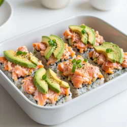 - 2 Tassen Sushi Reis - 450 g frisches Lachsfilet, Haut entfernt - 1 Essl&ouml;ffel Sriracha (nach Geschmack anpassen) - 2 Essl&ouml;ffel Mayo (idealerweise Kewpie) Die Basis f&uuml;r unseren Auflauf ist der Sushi Reis. Er bietet die perfekte Textur. Das frische Lachsfilet bringt den Hauptgeschmack. Sriracha und Mayo geben dem Gericht die gew&uuml;nschte Sch&auml;rfe und Cremigkeit. - 1/4 Tasse Reisessig - 2 Essl&ouml;ffel Zucker - 1 Teel&ouml;ffel Salz - 1 Teel&ouml;ffel Sojasauce - 1/2 Teel&ouml;ffel Sesam&ouml;l Die Gew&uuml;rze sind wichtig f&uuml;r das Aroma. Reisessig, Zucker und Salz machen den Reis lecker. Sojasauce und Sesam&ouml;l f&uuml;gen Tiefe hinzu. Diese Zutaten sind leicht zu finden und machen einen gro&szlig;en Unterschied. - 1 Avocado, in Scheiben geschnitten - 1 Blatt Nori, in kleine Quadrate geschnitten - 1/4 Tasse Fr&uuml;hlingszwiebeln, gehackt - Sesamsamen, zum Garnieren Die Verfeinerungen sorgen f&uuml;r Farbe und Geschmack. Avocado bringt Cremigkeit. Nori gibt einen zus&auml;tzlichen Crunch. Fr&uuml;hlingszwiebeln und Sesamsamen runden das Gericht ab. Diese Zutaten machen den Sushi Auflauf nicht nur lecker, sondern auch sch&ouml;n anzusehen. {{ingredient_image_2}} - Sp&uuml;le den Sushi Reis unter kaltem Wasser ab, bis das Wasser klar ist. - Gib den Reis mit 2 1/2 Tassen Wasser in einen Reiskocher. - Koche den Reis gem&auml;&szlig; den Anweisungen. - Lass den gekochten Reis nach dem Kochen etwa 10 Minuten ruhen. - Mische in einem kleinen Topf bei niedriger Hitze 1/4 Tasse Reisessig, 2 Essl&ouml;ffel Zucker und 1 Teel&ouml;ffel Salz. - R&uuml;hre, bis alles gut aufgel&ouml;st ist. - F&uuml;ge die Mischung vorsichtig zum gekochten Reis hinzu und falte sie sanft unter. - Verteile den gew&uuml;rzten Reis gleichm&auml;&szlig;ig auf einem Backblech, damit er abk&uuml;hlen kann. - Heize den Ofen auf 200 &deg;C vor. - Vermenge in einer R&uuml;hrsch&uuml;ssel 450 g frisches Lachsfilet, 1 Essl&ouml;ffel Sriracha, 2 Essl&ouml;ffel Mayo, 1 Teel&ouml;ffel Sojasauce und 1/2 Teel&ouml;ffel Sesam&ouml;l. - Zerkleinere den Lachs mit einer Gabel und mische alles gut. - Verteile den gew&uuml;rzten Sushi Reis gleichm&auml;&szlig;ig auf dem Boden einer Auflaufform. - Gib die w&uuml;rzige Lachsmasse darauf und streiche sie glatt. - Backe den Auflauf im vorgeheizten Ofen f&uuml;r ca. 15-20 Minuten, bis der Lachs gar und die Oberseite goldbraun ist. - Nimm das Gericht aus dem Ofen und garniere es mit Avocado-Scheiben, Fr&uuml;hlingszwiebeln und Sesamsamen. F&uuml;r perfekten Sushi Reis w&auml;hle immer hochwertigen Sushi Reis. Dieser Reis hat die richtige Klebrigkeit. Achte darauf, dass du den Reis gut sp&uuml;lst. Sp&uuml;le ihn unter kaltem Wasser, bis das Wasser klar ist. So entfernst du die &uuml;bersch&uuml;ssige St&auml;rke. Danach koche den Reis in einem Reiskocher. Verwende daf&uuml;r 2 1/2 Tassen Wasser f&uuml;r 2 Tassen Reis. Lass den gekochten Reis nach dem Kochen 10 Minuten ruhen. Das macht ihn locker und perfekt zum Formen. Die Sriracha-Menge h&auml;ngt von deinem Geschmack ab. Wenn du es scharf magst, f&uuml;ge mehr hinzu. F&uuml;r einen milderen Auflauf kannst du die Menge reduzieren. Probiere aus, was dir am besten schmeckt. Mayo ist wichtig f&uuml;r die Cremigkeit. Kewpie-Mayo ist ideal, aber du kannst auch normale Mayo verwenden. Du kannst sogar griechischen Joghurt als leichten Ersatz nutzen. So bleibt der Geschmack gut, aber die Kalorien sind niedriger. Das Anrichten ist wichtig f&uuml;r den ersten Eindruck. Verteile die Avocado-Scheiben gleichm&auml;&szlig;ig oben auf dem Auflauf. Streue die gehackten Fr&uuml;hlingszwiebeln und Sesamsamen dar&uuml;ber. Das gibt Farbe und Frische. Serviere den Auflauf in Quadraten. Nori-Quadrate sind perfekt zum Einwickeln. Biete eingelegten Ingwer und Wasabi an. Diese Beilagen bringen einen tollen Kick und machen dein Gericht interessant. Pro Tipps Reis richtig waschen: Sp&uuml;le den Sushi Reis gr&uuml;ndlich ab, um &uuml;bersch&uuml;ssige St&auml;rke zu entfernen. Dadurch wird der Reis klebriger und eignet sich besser f&uuml;r Sushi-Gerichte. Frischer Lachs: Verwende immer frischen, hochwertigen Lachs f&uuml;r das beste Geschmackserlebnis. Achte darauf, dass der Lachs eine lebhafte Farbe hat und keinen unangenehmen Geruch verstr&ouml;mt. Anpassung der W&uuml;rze: Die Menge an Sriracha und Sojasauce kann je nach pers&ouml;nlichem Geschmack variiert werden. Probiere die Mischung vor dem Backen, um sicherzustellen, dass sie dir gef&auml;llt. Servieroptionen: Serviere den Auflauf mit weiteren Beilagen wie eingelegtem Ingwer oder Wasabi, um den Geschmack zu intensivieren und ein authentisches Sushi-Erlebnis zu bieten. {{image_4}} - Du kannst Tofu anstelle von Lachs verwenden. Tofu hat eine tolle Textur und nimmt den Geschmack gut auf. - F&uuml;r Gem&uuml;sevarianten probiere Brokkoli, Karotten oder Paprika. Diese Gem&uuml;sesorten bringen Farbe und Vitamine in dein Gericht. - Du kannst die Sch&auml;rfe anpassen, indem du mehr oder weniger Sriracha hinzuf&uuml;gst. Fang mit einem Teel&ouml;ffel an und taste dich langsam vor. - Weitere Dressings wie Teriyaki-Sauce oder Wasabi-Mayo k&ouml;nnen tolle Geschmackserlebnisse schaffen. Diese bringen neue Aromen in dein Gericht. - Beilagen wie Edamame oder Miso-Suppe passen gut. Sie runden dein Essen ab und sind lecker. - F&uuml;r fingerfood kannst du kleine Portionen in Nori-Quadrate einwickeln. So wird das Essen praktisch und macht Spa&szlig;. Bewahre die Reste im K&uuml;hlschrank auf. Nutze einen luftdichten Beh&auml;lter. So bleibt der Auflauf frisch. Die Haltbarkeit betr&auml;gt etwa drei Tage. Achte darauf, ihn gut abzudecken. Dies verhindert, dass der Auflauf austrocknet. Die besten Methoden zum Aufw&auml;rmen sind der Ofen oder die Mikrowelle. Wenn du den Ofen nutzt, heize ihn auf 180 &deg;C vor. Lege den Auflauf in eine Auflaufform und decke ihn mit Folie ab. So bleibt er saftig. In der Mikrowelle erw&auml;rmst du ihn bei mittlerer Hitze. Achte darauf, ihn nicht zu lange zu erhitzen. Die Textur kann sonst gummiartig werden. Ein kurzer Aufw&auml;rmvorgang hilft, die Konsistenz zu bewahren. Um den Auflauf einzufrieren, lasse ihn vollst&auml;ndig abk&uuml;hlen. Schneide ihn in Portionen und lege sie in Gefrierbeutel. Achte darauf, die Luft zu entfernen. So bleibt der Auflauf bis zu drei Monate haltbar. Zum Aufw&auml;rmen nach dem Einfrieren, lasse ihn im K&uuml;hlschrank auftauen. Danach kannst du ihn wie oben beschrieben erhitzen. Dies sorgt daf&uuml;r, dass der Auflauf wieder lecker schmeckt. Der Auflauf bleibt im K&uuml;hlschrank etwa 3 Tage frisch. Stelle sicher, dass du ihn in einem luftdichten Beh&auml;lter aufbewahrst. Wenn du ihn l&auml;nger aufbewahren m&ouml;chtest, kannst du ihn einfrieren. Im Gefrierschrank bleibt der Auflauf bis zu 3 Monate haltbar. Achte darauf, ihn gut einzupacken, um Gefrierbrand zu vermeiden. Ja, du kannst den Auflauf ganz nach deinem Geschmack anpassen. Zum Beispiel kannst du die Sriracha-Menge verringern oder erh&ouml;hen. Wenn du keinen Lachs magst, probiere Tofu oder Garnelen. Auch Gem&uuml;se wie Paprika oder Zucchini lassen sich gut integrieren. F&uuml;r eine cremigere Textur kannst du mehr Mayo hinzuf&uuml;gen oder griechischen Joghurt verwenden. Zu diesem Auflauf passen viele Beilagen. Ein frischer Salat mit Gurken und Karotten ist toll. Auch eine Miso-Suppe erg&auml;nzt das Gericht gut. F&uuml;r Getr&auml;nke empfehle ich gr&uuml;nen Tee oder ein leichtes Bier. Wenn du es scharf magst, serviere eingelegten Ingwer und Wasabi als zus&auml;tzliche Beilage. Der Sushi Auflauf bietet viele M&ouml;glichkeiten. Wir haben die besten Zutaten und Schritte durchgesehen. Frischer Lachs, Sushi Reis und spannende Gew&uuml;rze sind wichtig f&uuml;r den Geschmack. Mit Tips zur Pr&auml;sentation und Variationen passt er f&uuml;r jeden Anlass. Reste sind einfach zu lagern und schmecken auch sp&auml;ter gut. Egal, ob du mit Freunden teilst oder alleine genie&szlig;t, dieser Auflauf bringt Freude. Viel Spa&szlig; beim Ausprobieren und Kreativwerden!